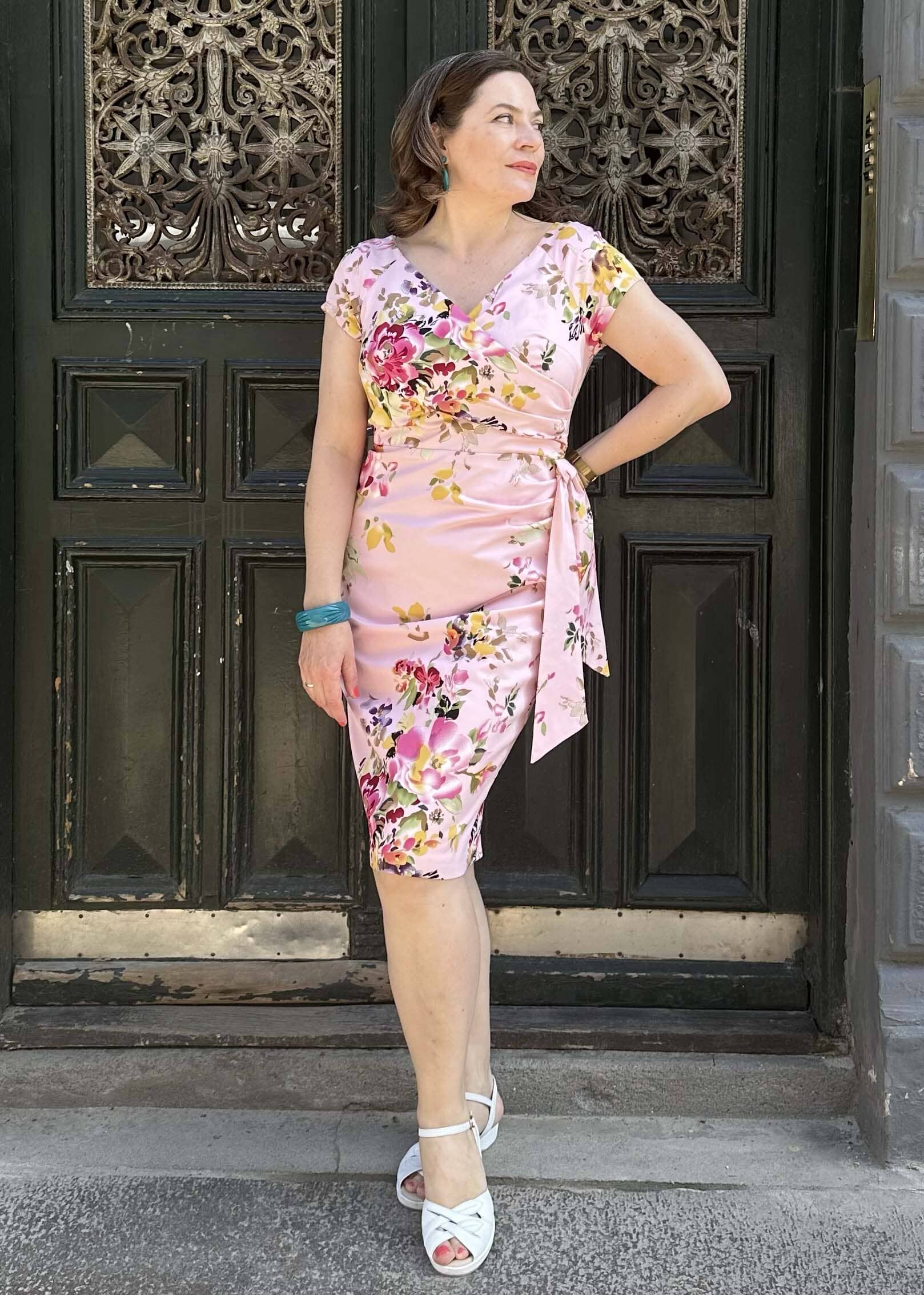 1950'er Hourglass pencilkjole i pink med blomster pencil kjole Pretty Dress Company