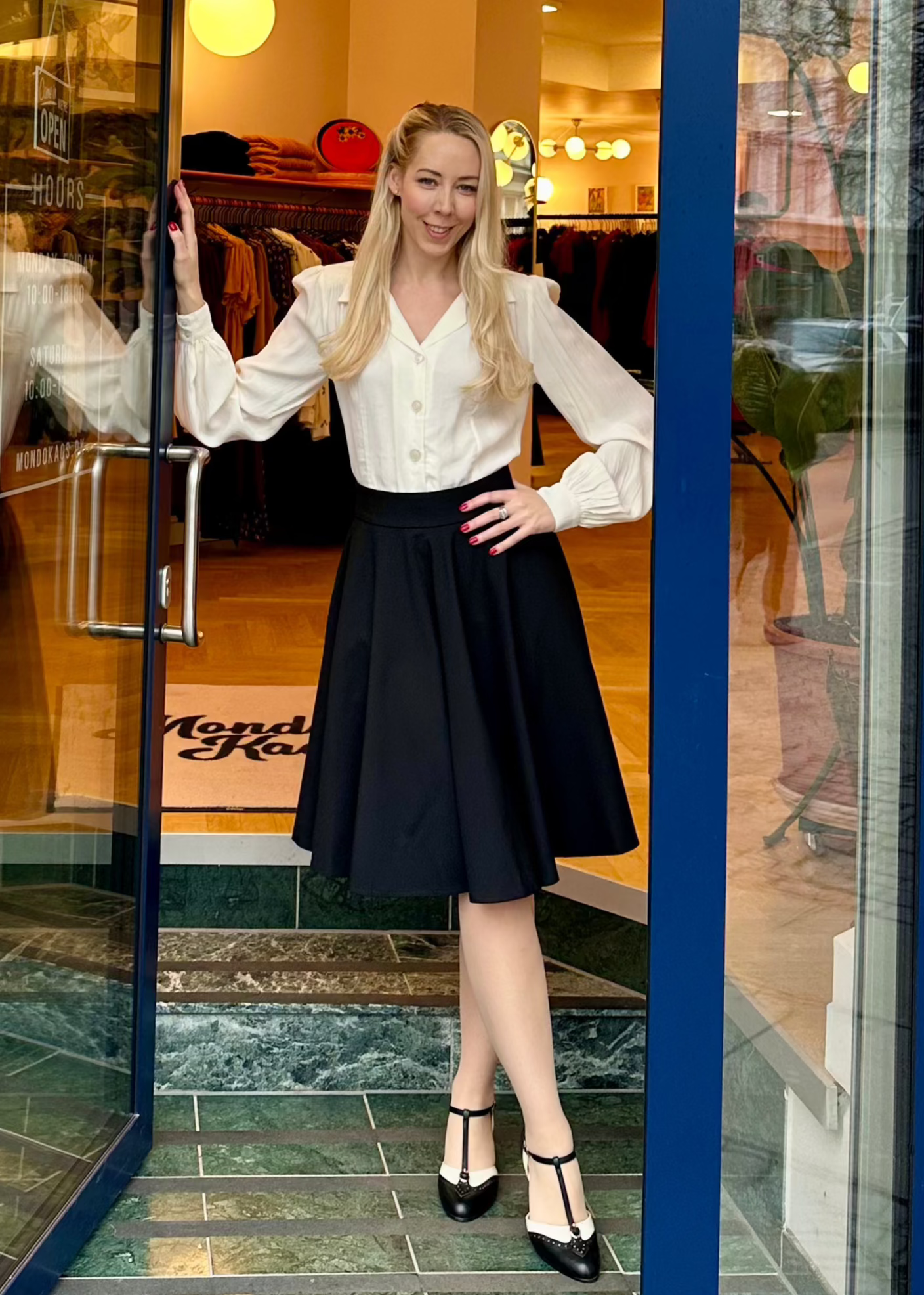 1950'er stils swingnederdel i sort Nederdel Daisy Dapper