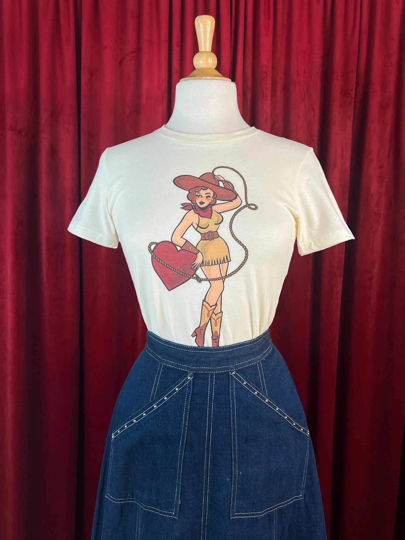 1950'er stils T-shirt "Heart Bandit' i off-white t-shirt Mischief Made