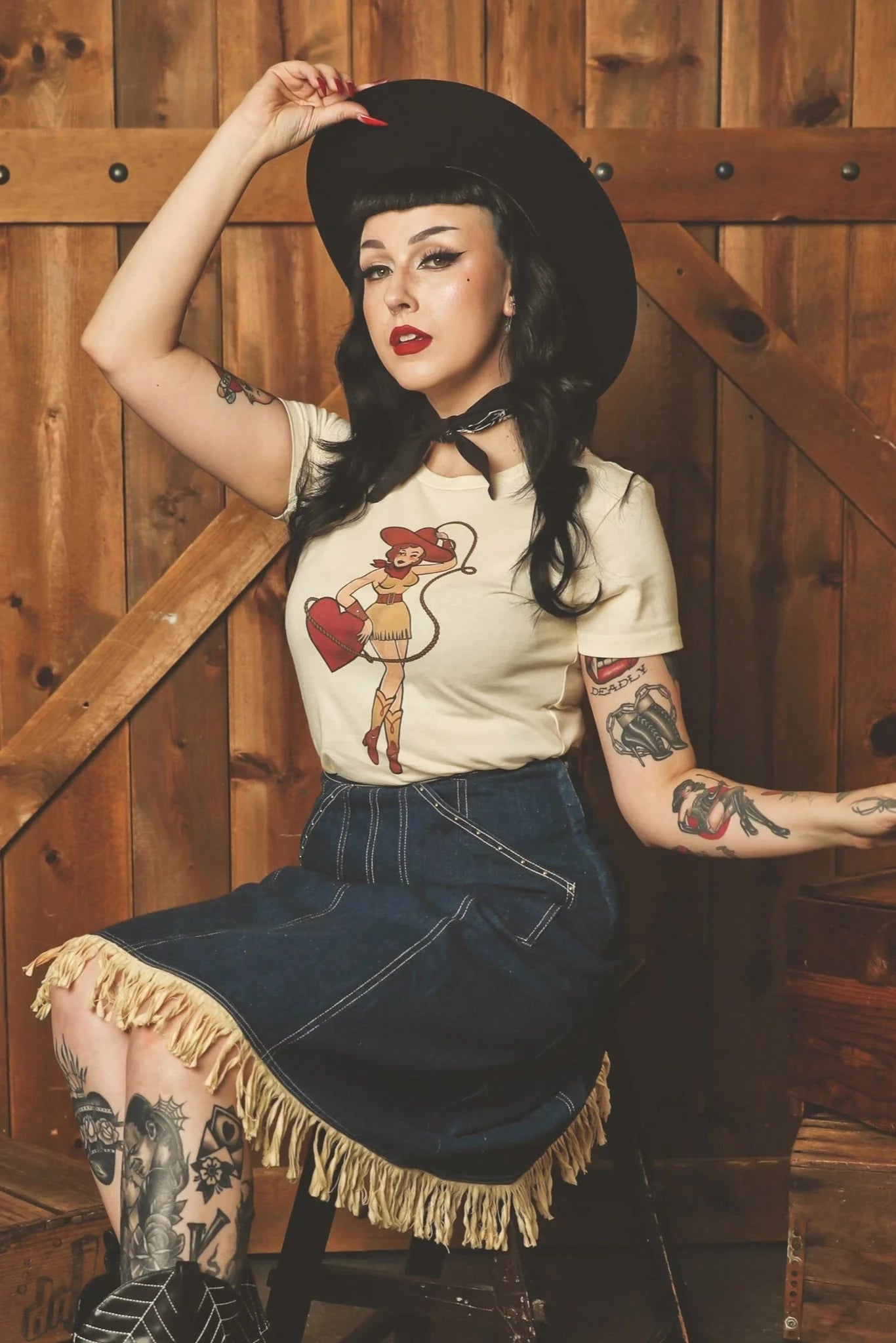 1950'er stils T-shirt "Heart Bandit' i off-white t-shirt Mischief Made