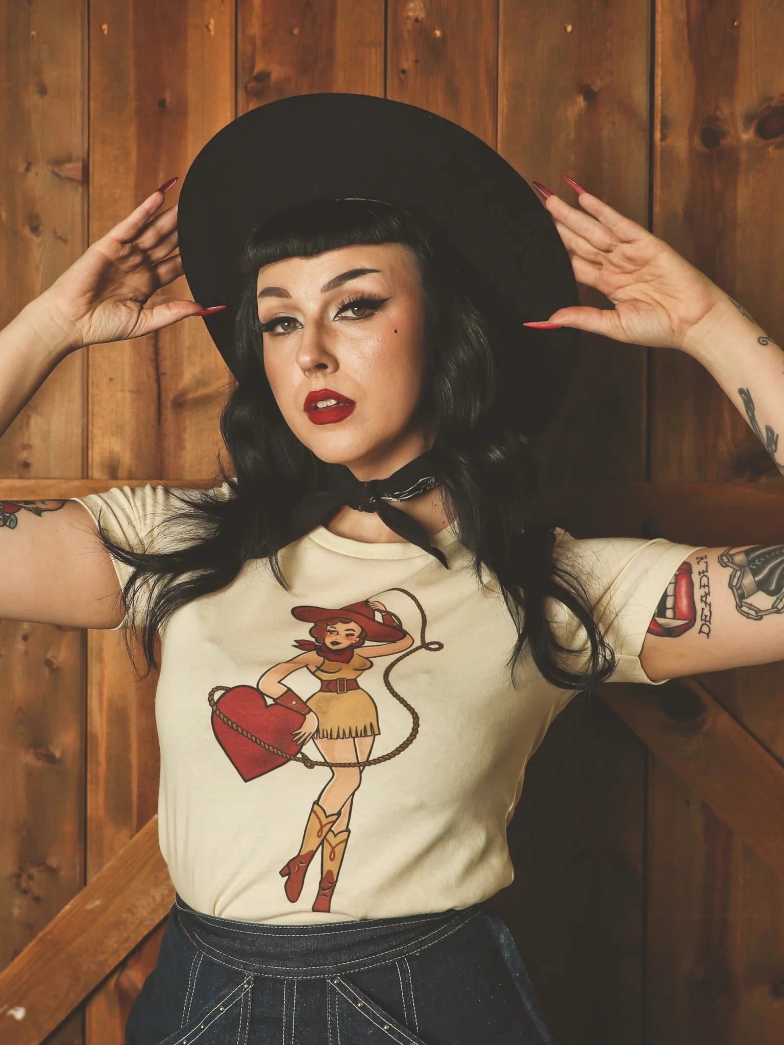 1950'er stils T-shirt "Heart Bandit' i off-white t-shirt Mischief Made