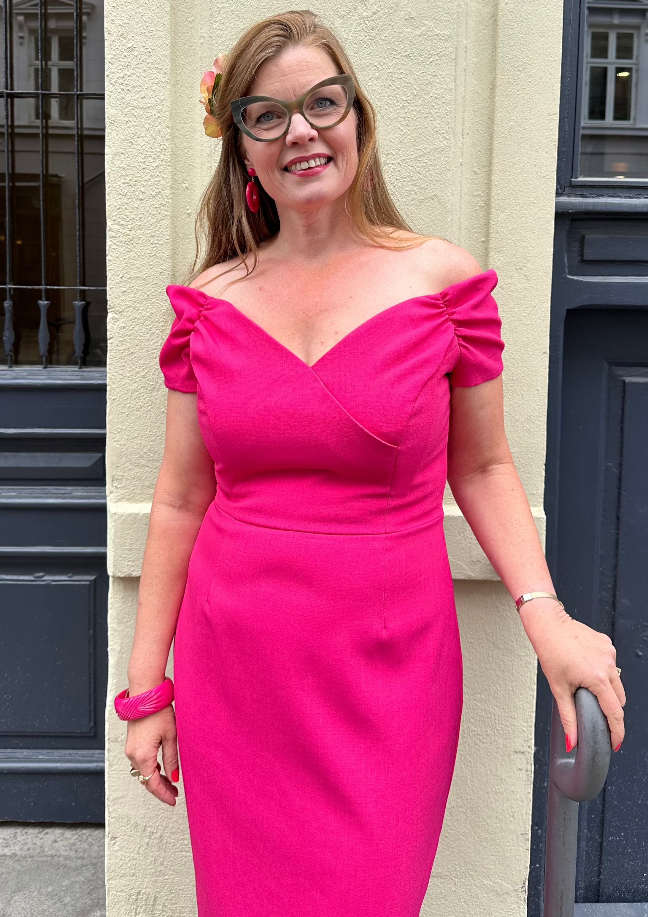 Fatale off-shoulder pennklänning - marinblått med blommor