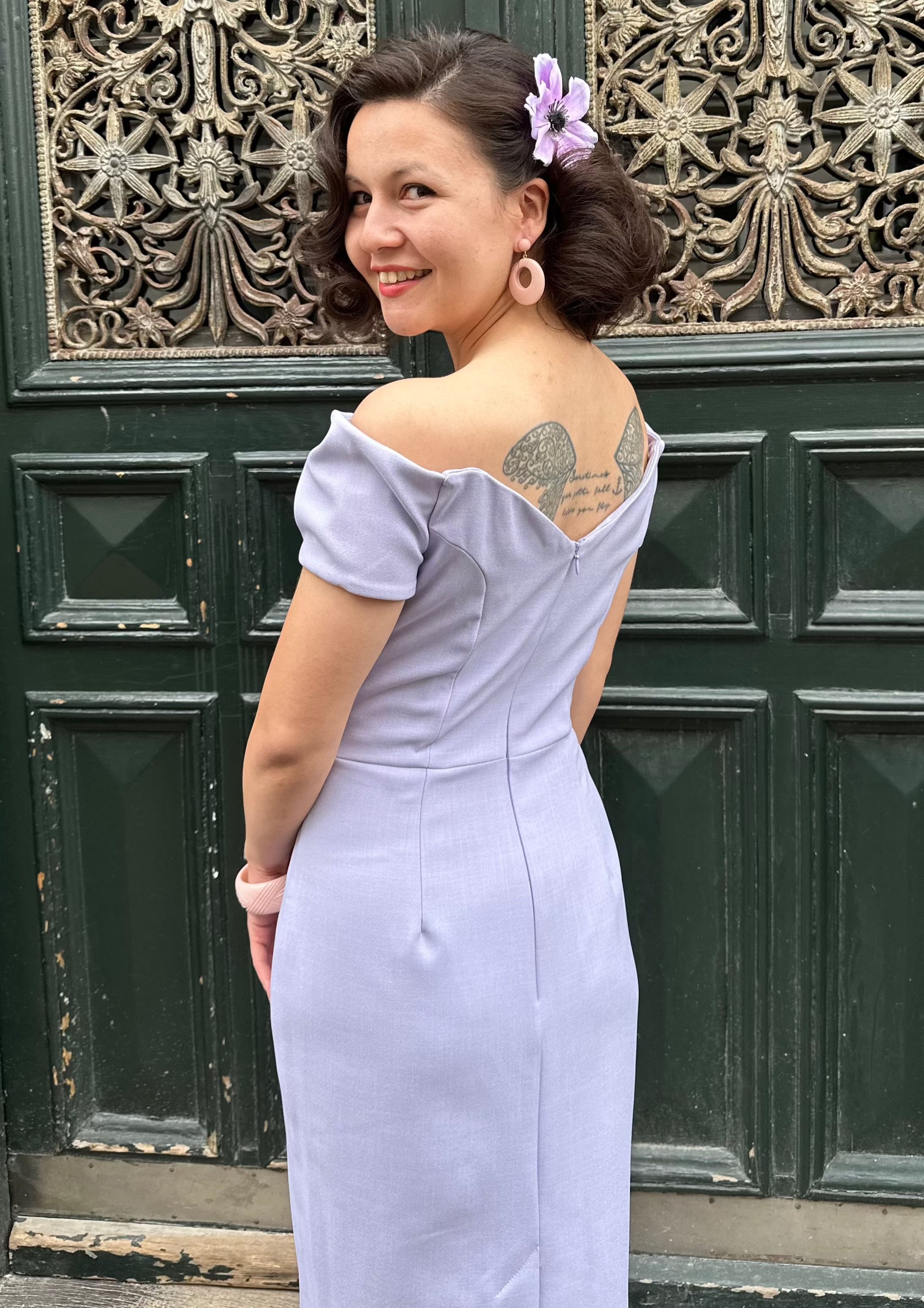 Fatale off-shoulder pennklänning - marinblått med blommor
