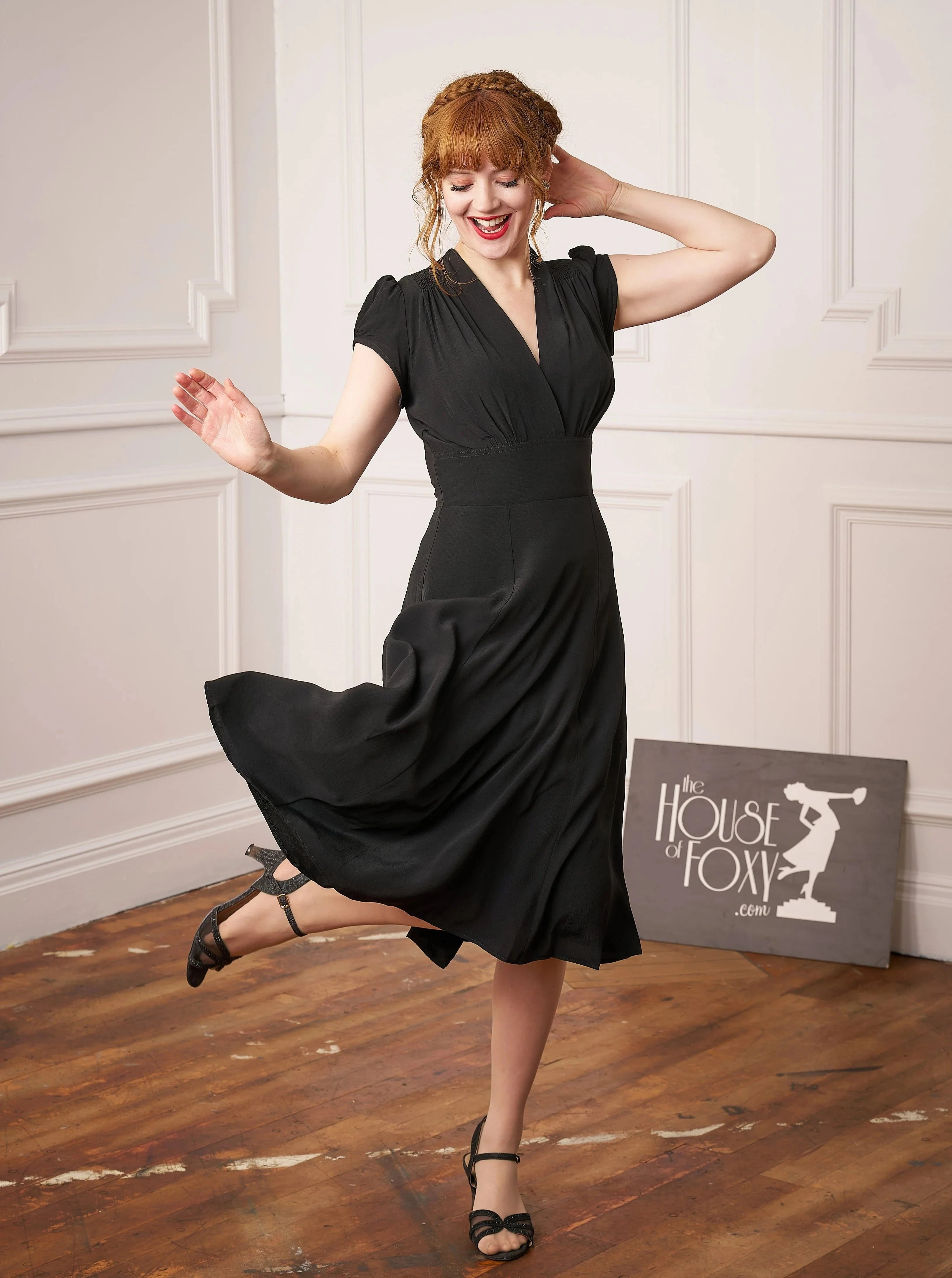 Ava - Klassisk A-form kjole i sort aline kjole House of Foxy