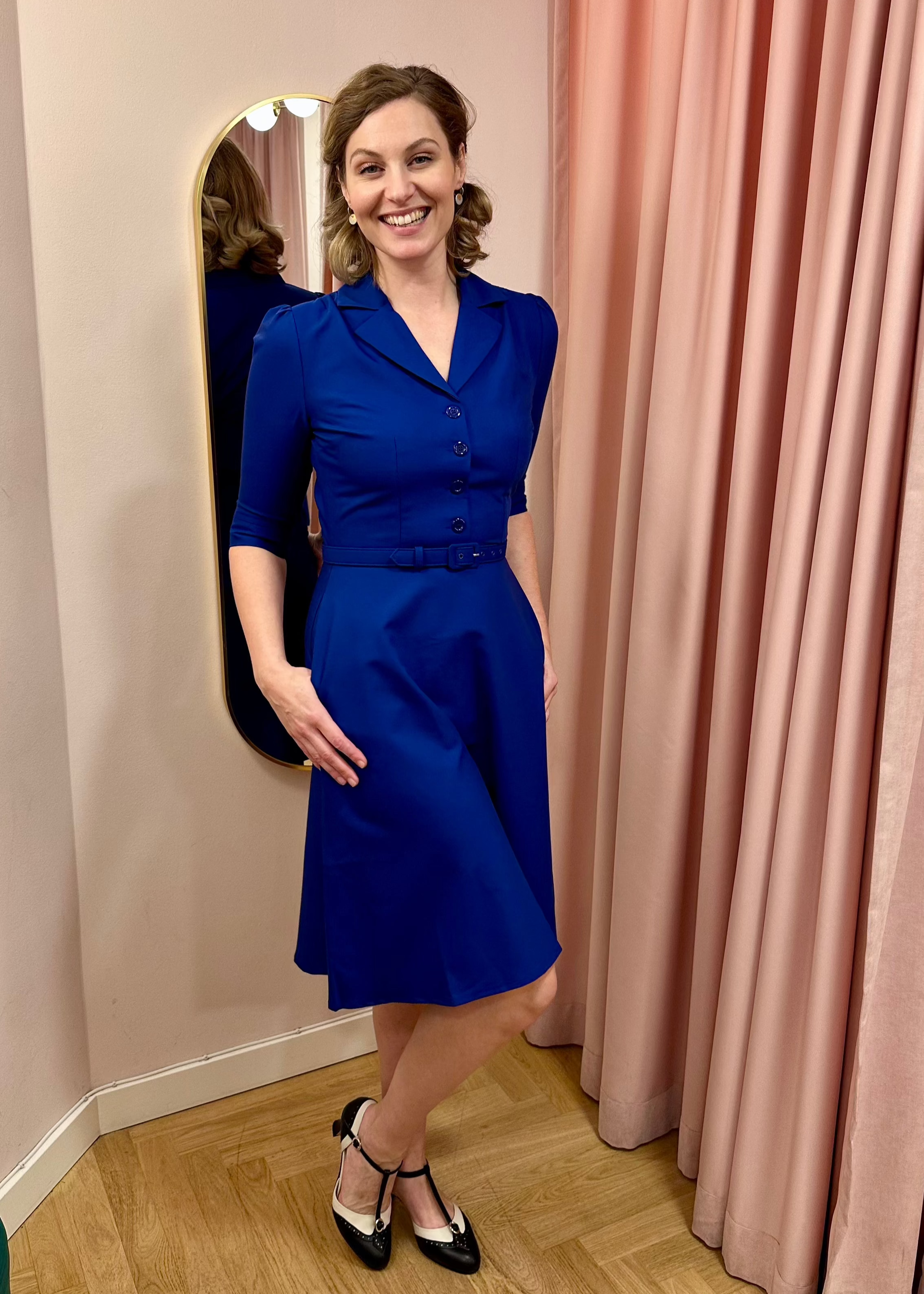 Betty skjortekjole med 3/4 ærmer i kongeblå skjortekjole Daisy Dapper