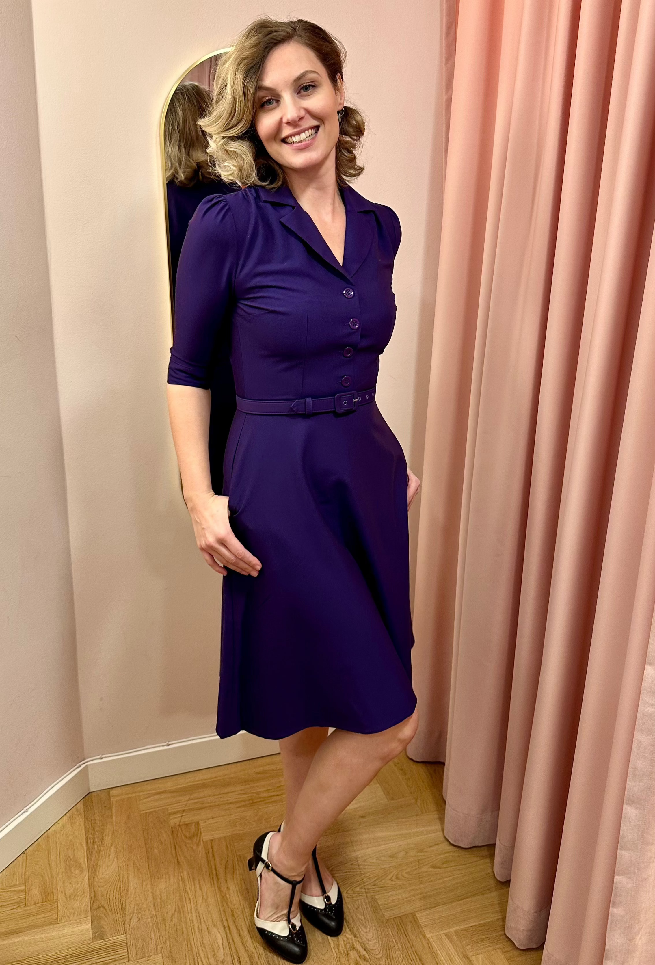 Betty skjortekjole med 3/4 ærmer i lilla skjortekjole Daisy Dapper