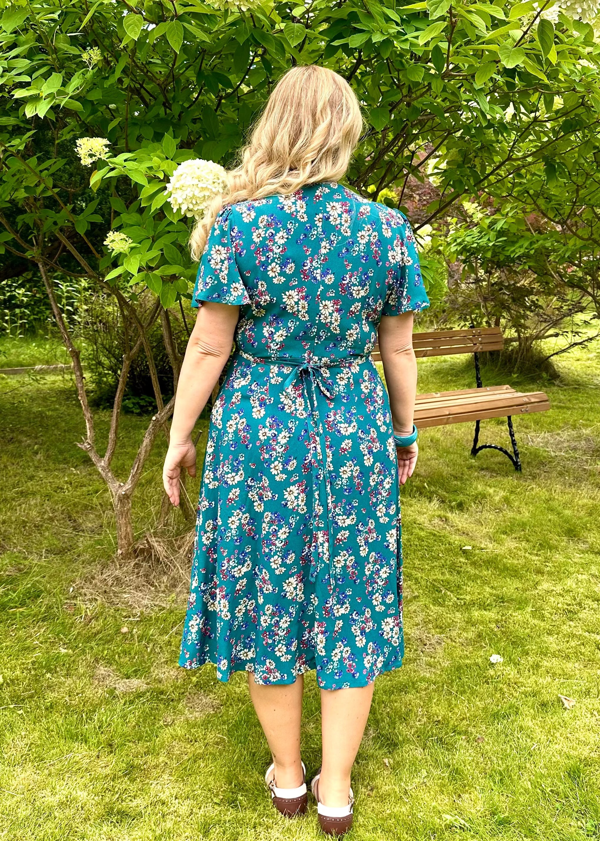 Betty Tea dress, A-line kjole i petroleum med marguerit print Kjoler Weekend Doll