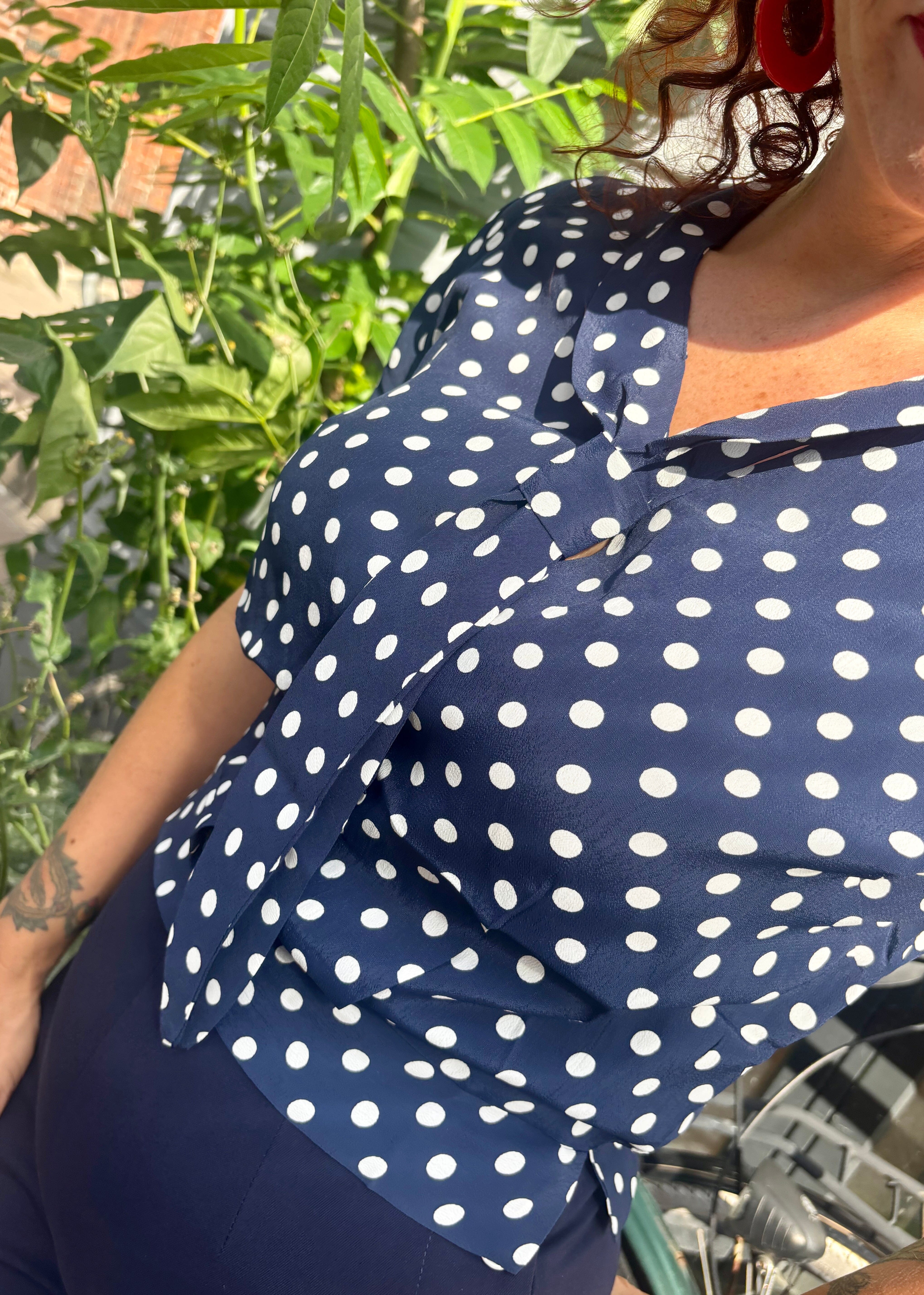 Bonnie kortærmet skjorte i sailor stil - navy med prikker Kortærmet skjorte Seamstress Of Bloomsbury