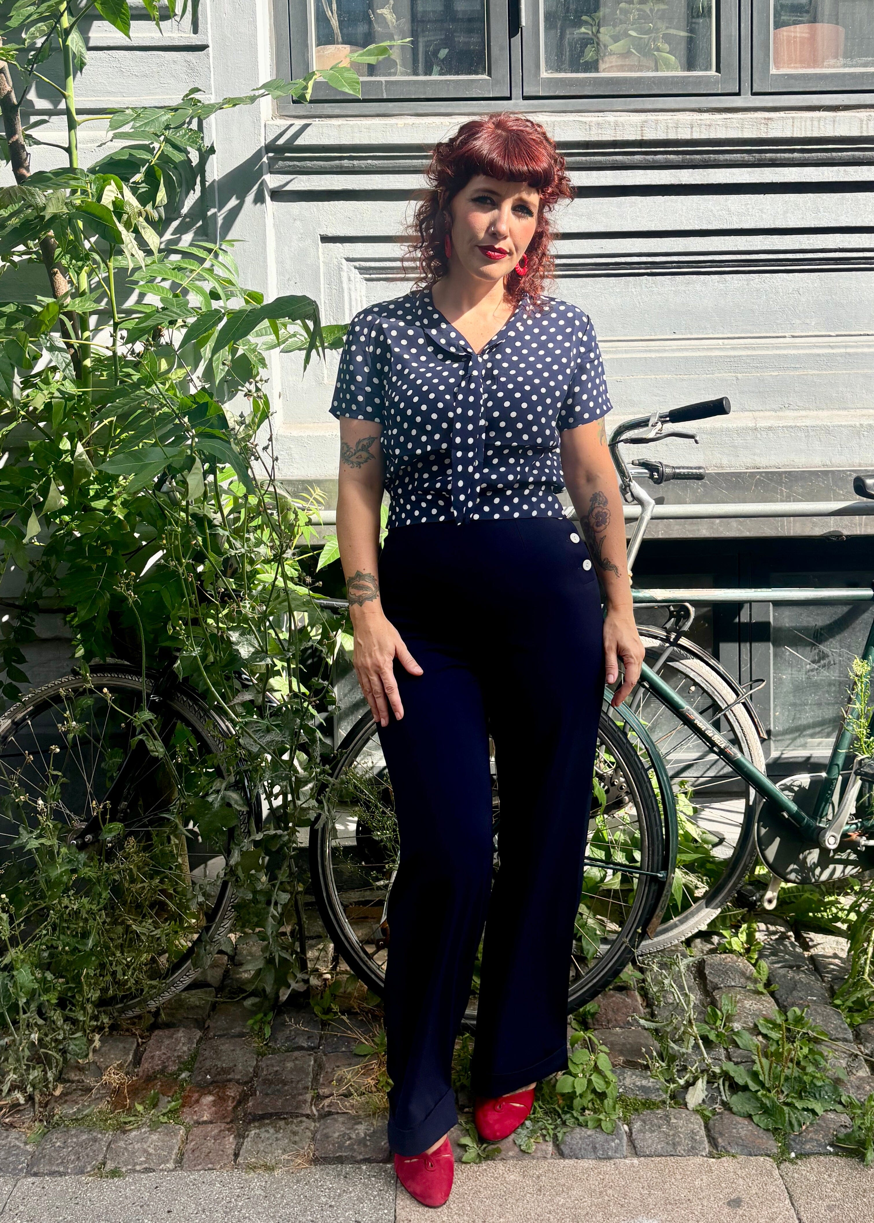 Bonnie kortærmet skjorte i sailor stil - navy med prikker Kortærmet skjorte Seamstress Of Bloomsbury