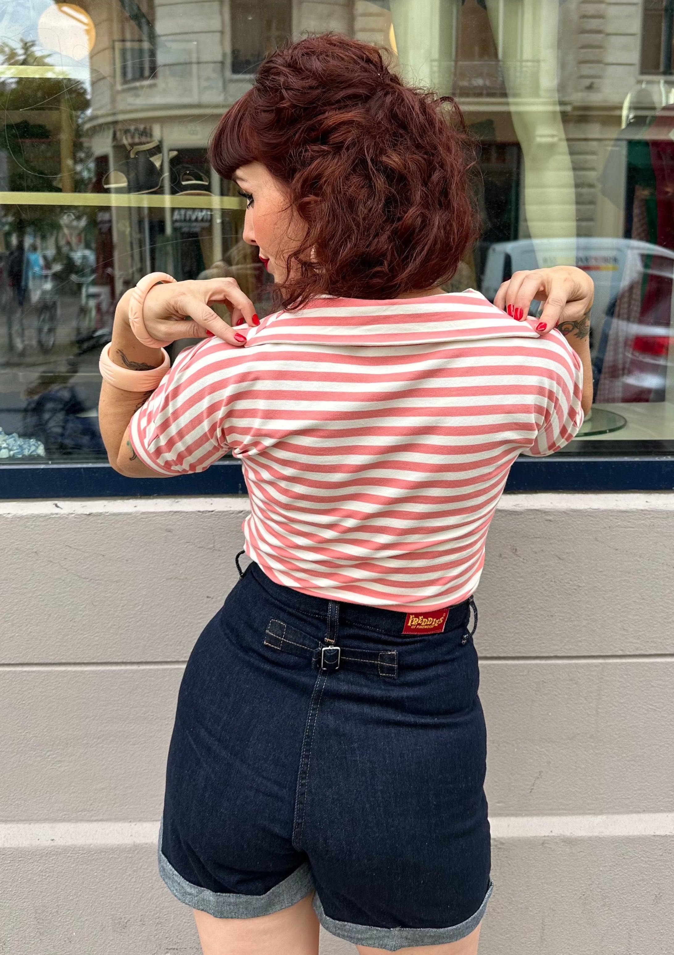 Buckleback højtaljede shorts i vintage stils denim Freddies Of Pinewood