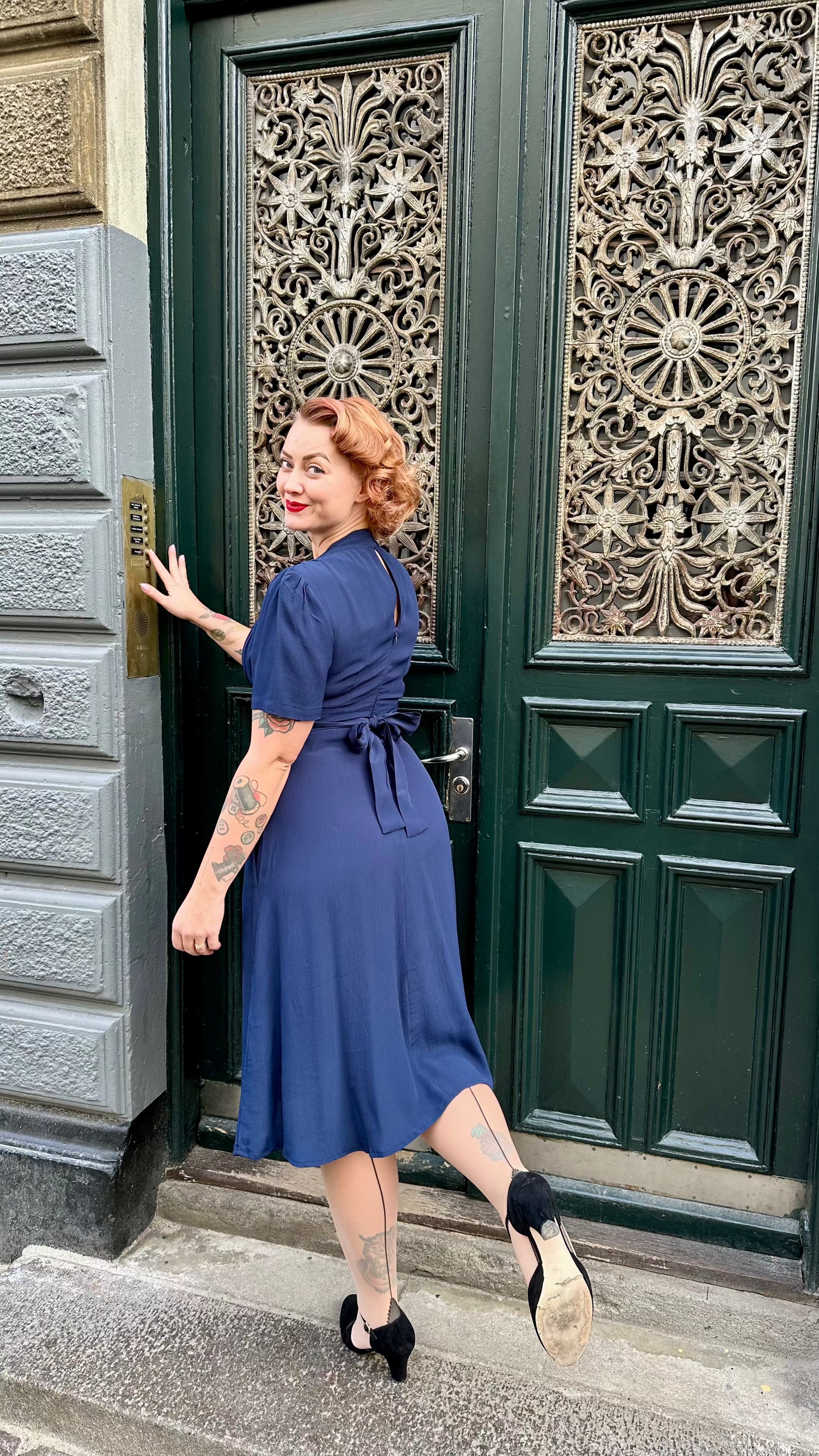 Dolores A-line kjole i navy aline kjole Seamstress Of Bloomsbury