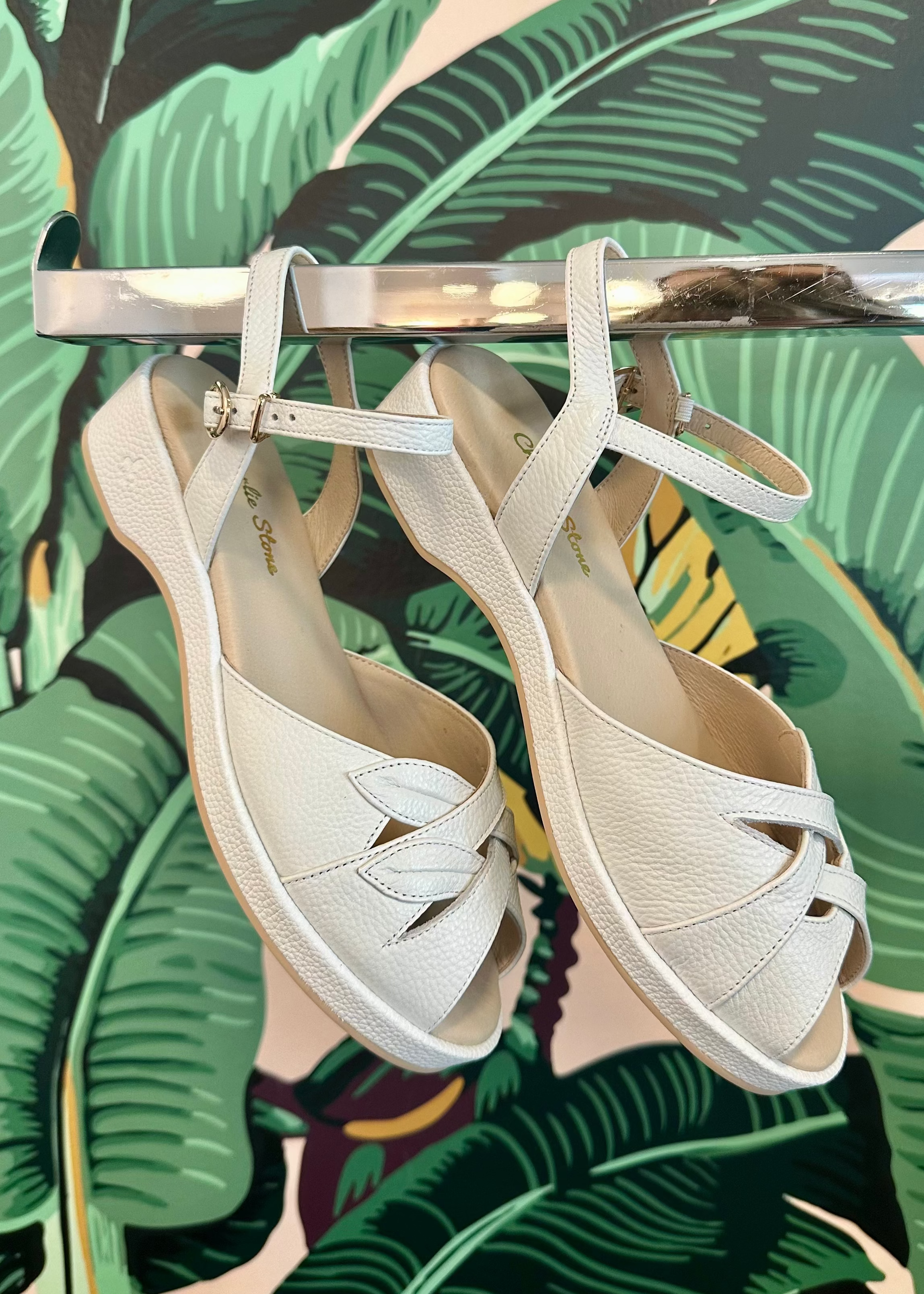 Elba hvid wedge sandal med bladmønster sko Charlie Stone