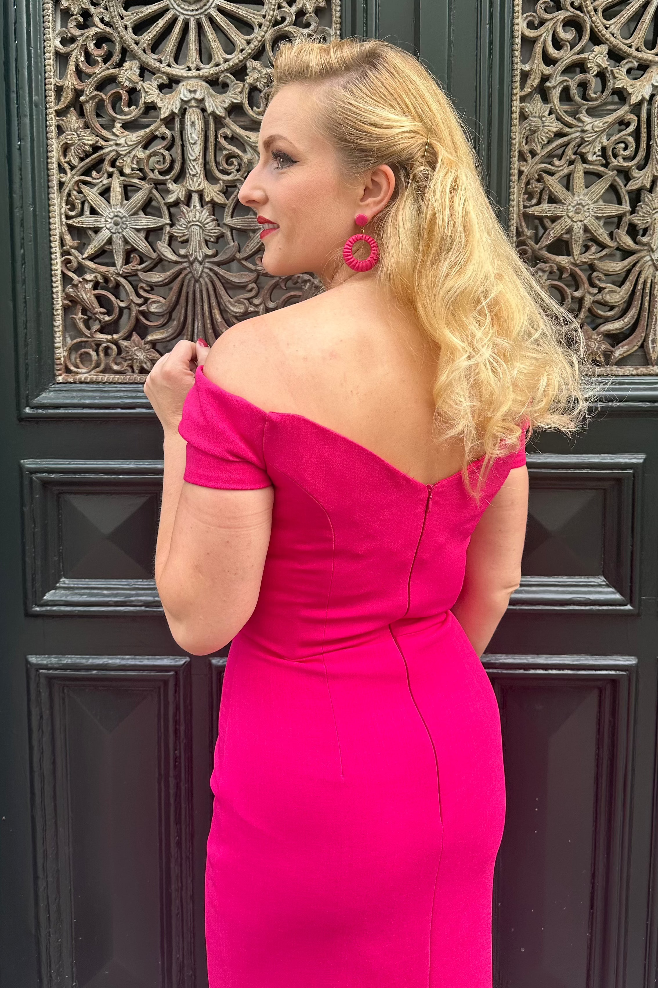 Fatale pencilkjole med off-shoulder i hot pink pencil kjole Pretty Dress Company