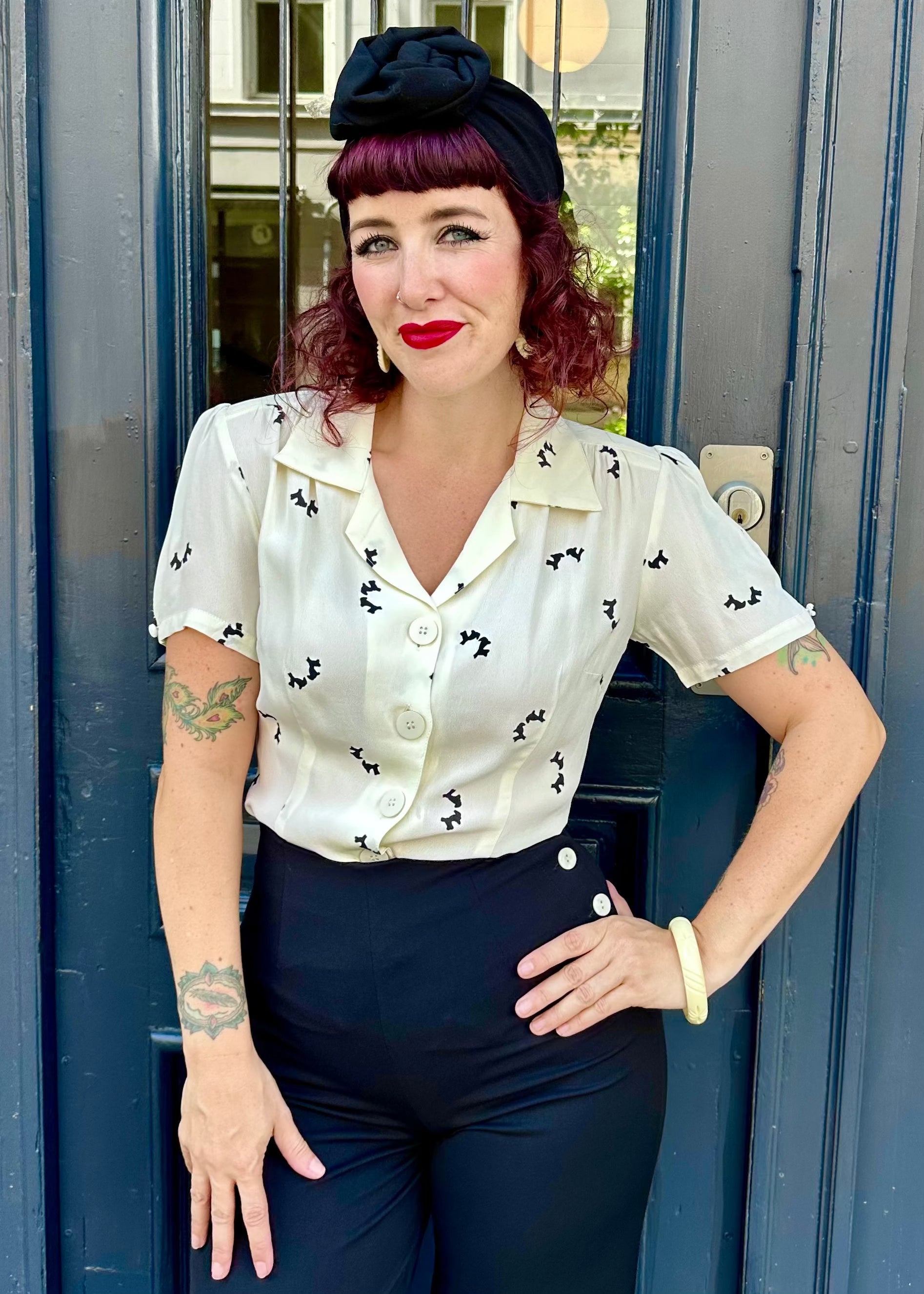 Grace kortærmet skjorte i doggy print kortærmet skjorte Seamstress Of Bloomsbury