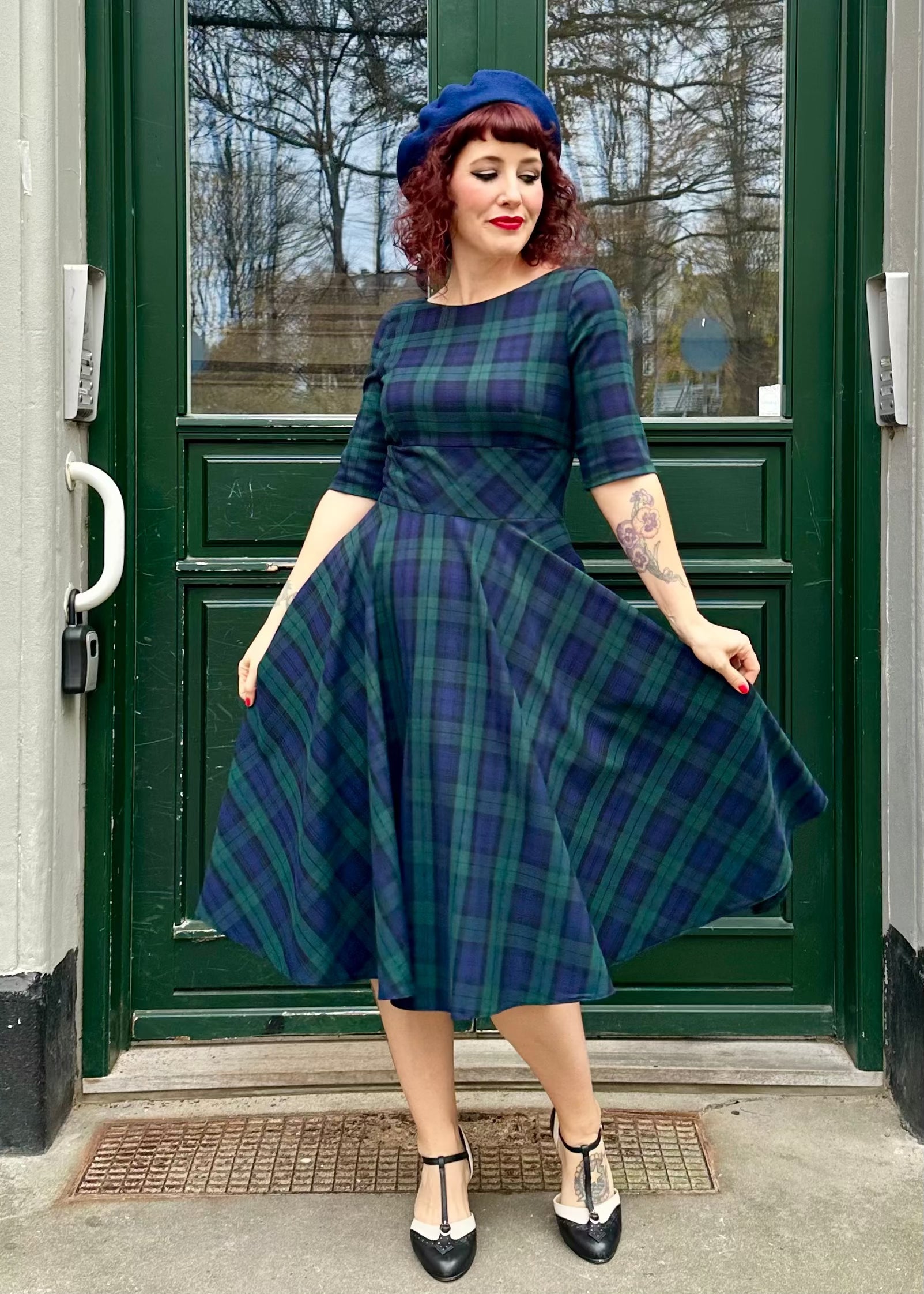 Hepburn swingkjole i navy grøn ternet swing kjole Pretty Dress Company