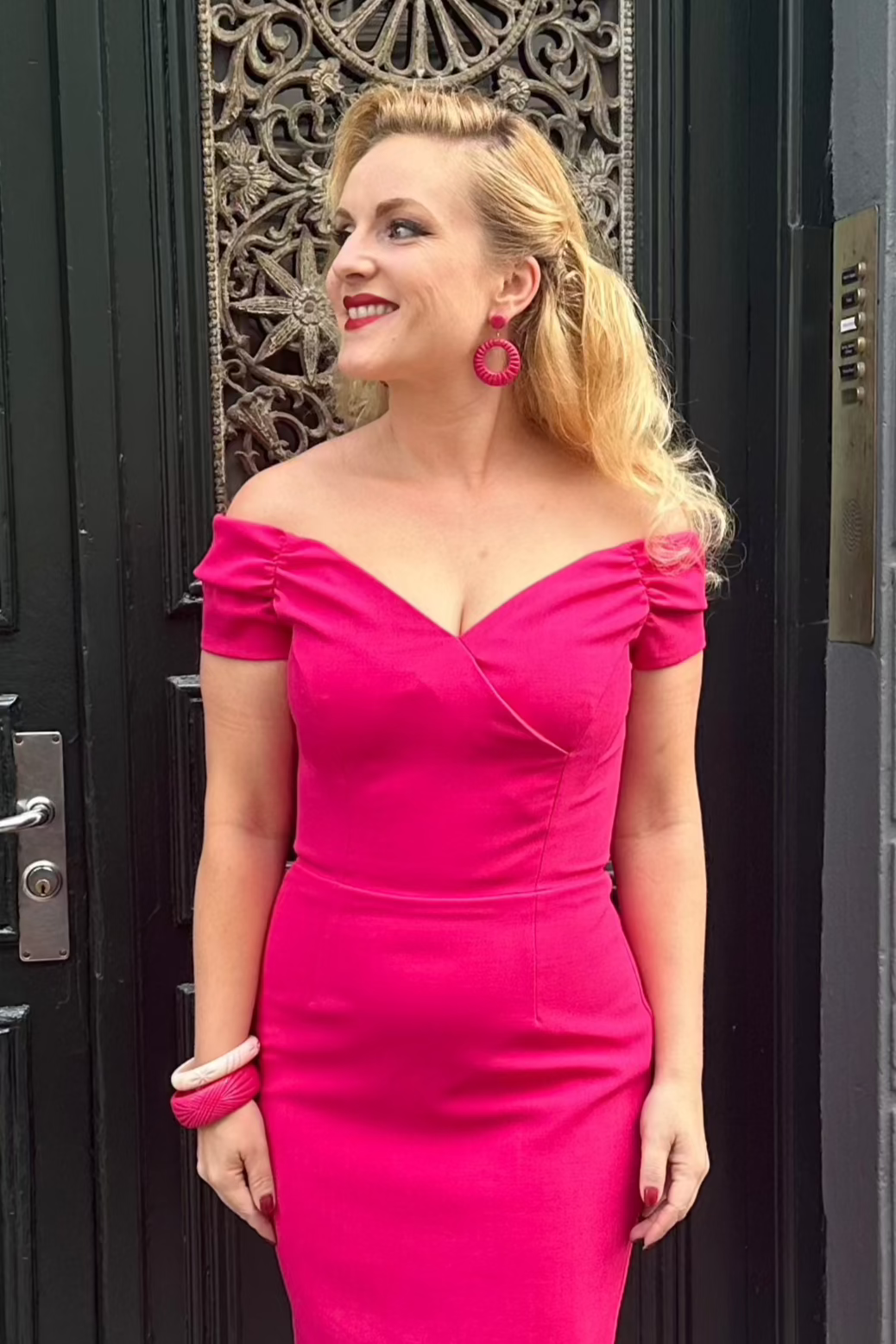 Hoop øreringe med mønster i 1950'er stil i pink Accessories Rock It Rosie
