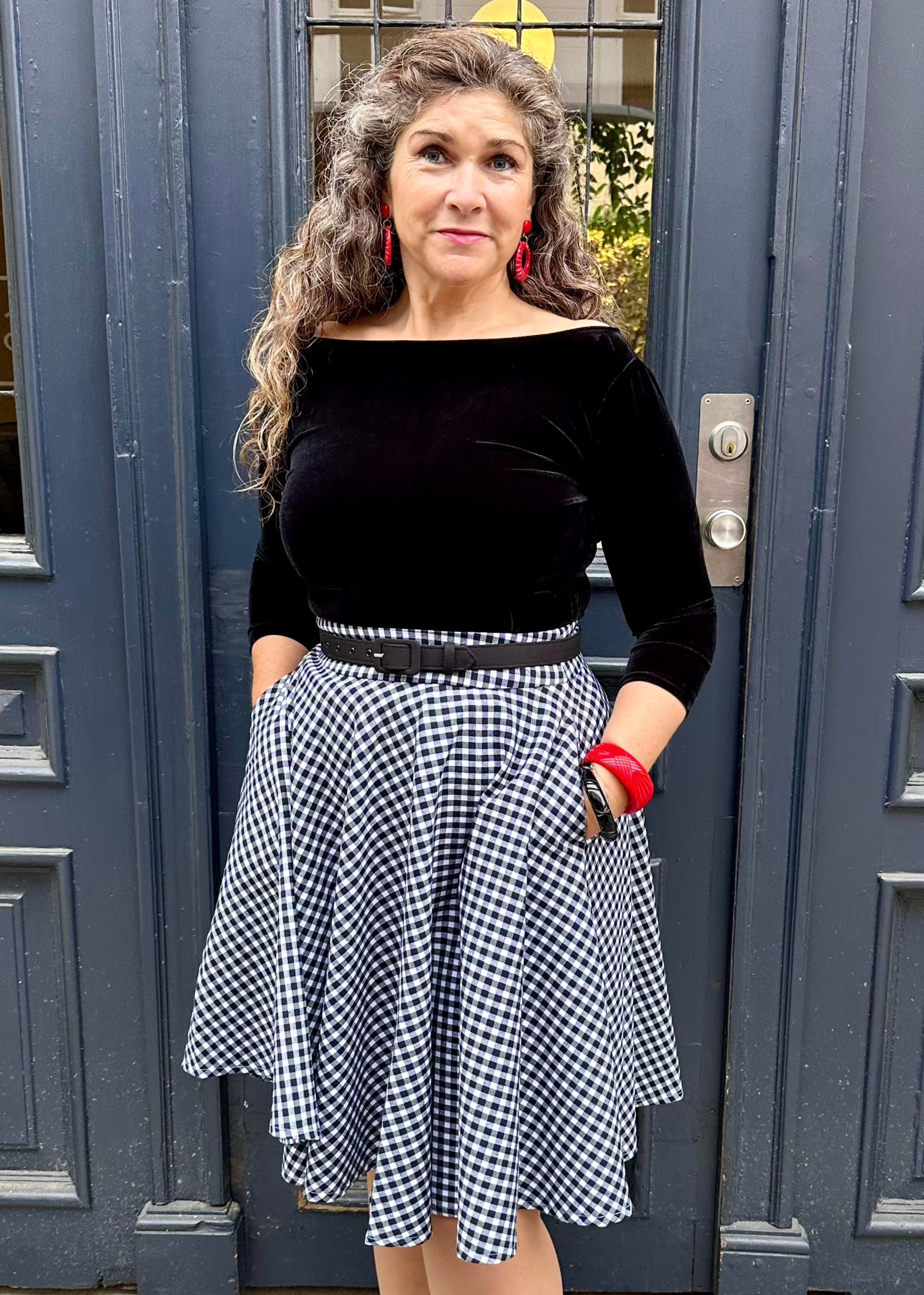 Hoop øreringe med mønster i 1950'er stil i rød Accessories Rock It Rosie