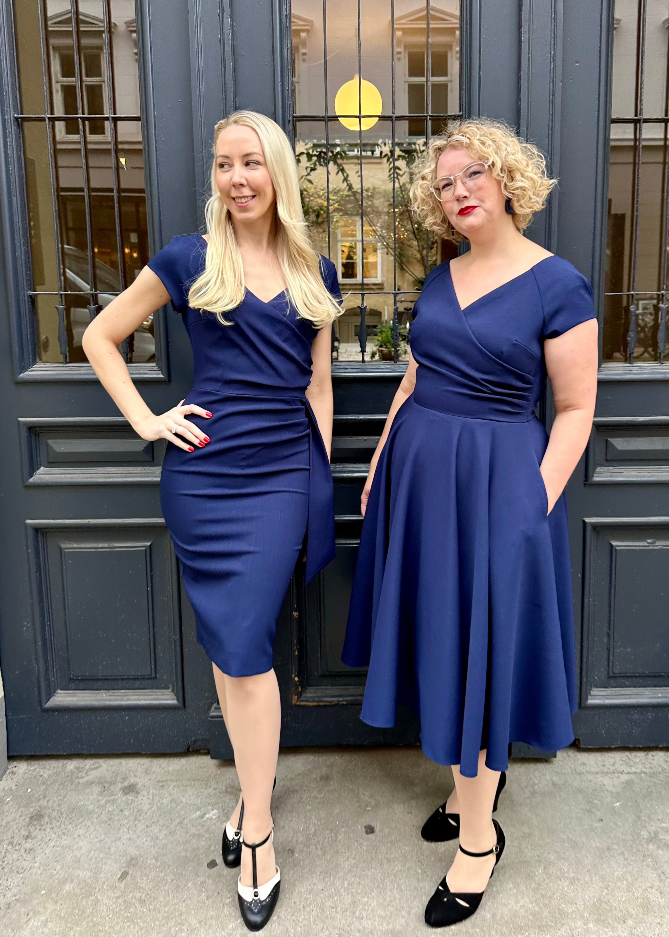 Hourglass pencilkjole i navy med faux wrap pencil kjole Pretty Dress Company