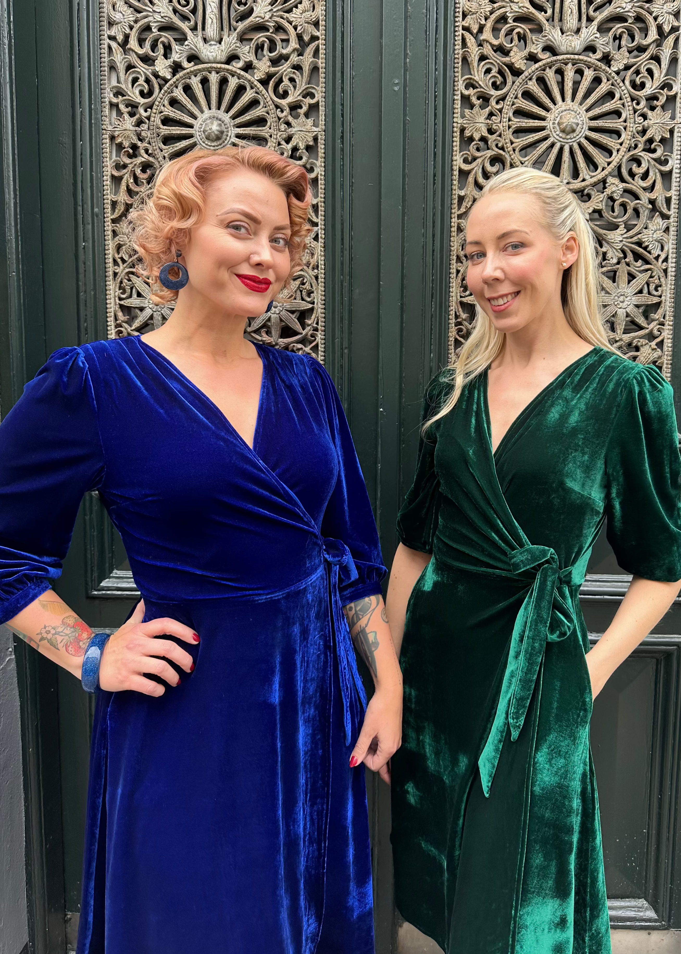 Jane slå-om kjole i blå velour med 3/4 ærmer Kjoler Daisy Dapper