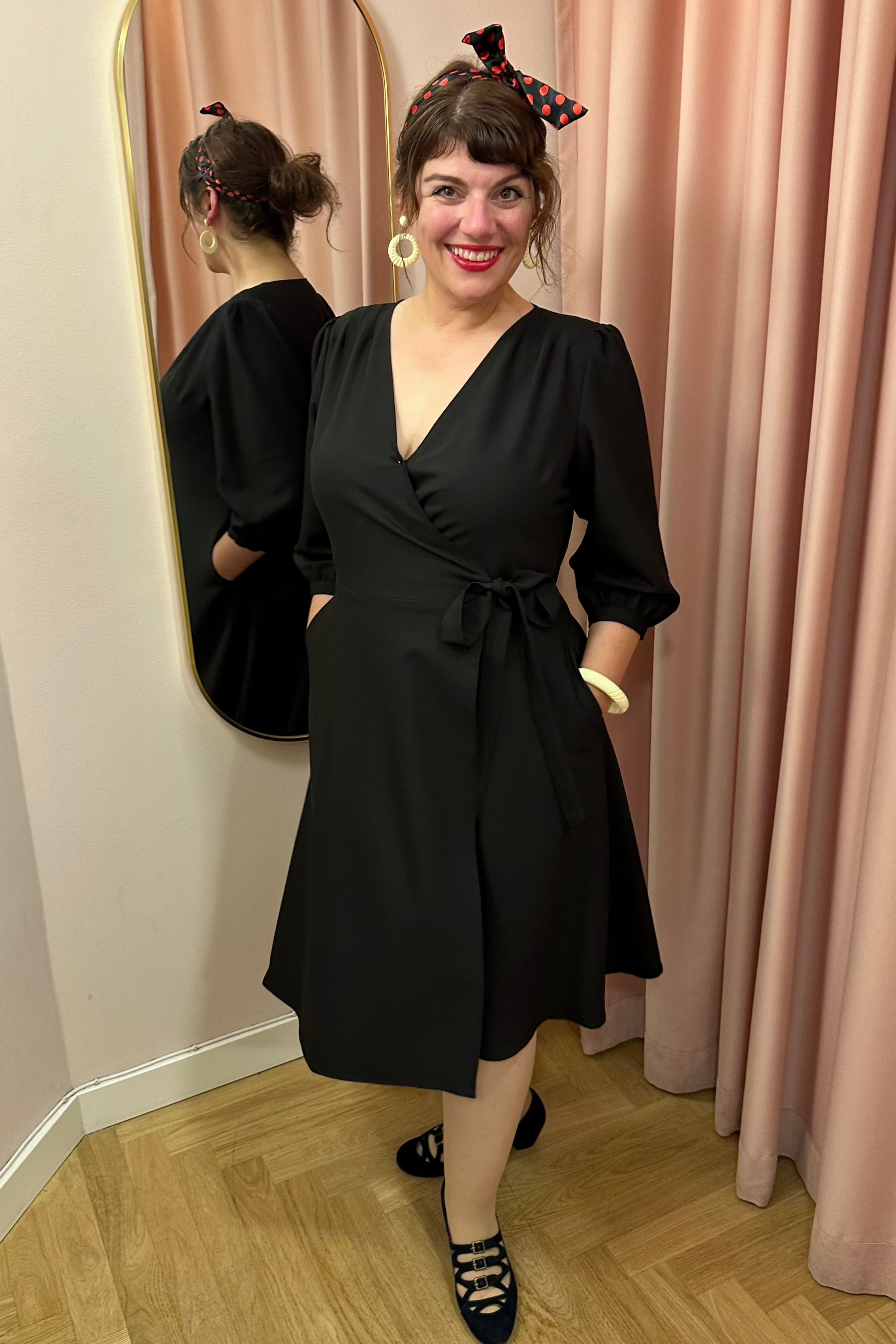 Jane slåom kjole i sort med 3/4 ærmer Kjoler Daisy Dapper