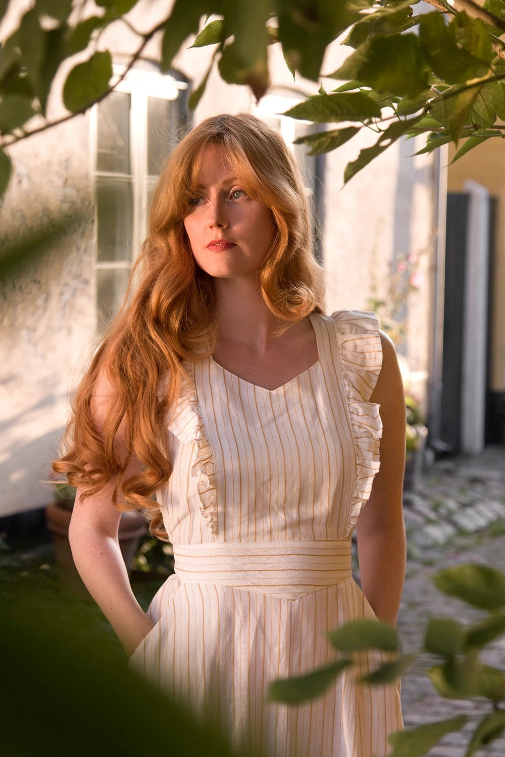Karin's Picnic Dress i hvid med gule striber aline kjole Emmy Design