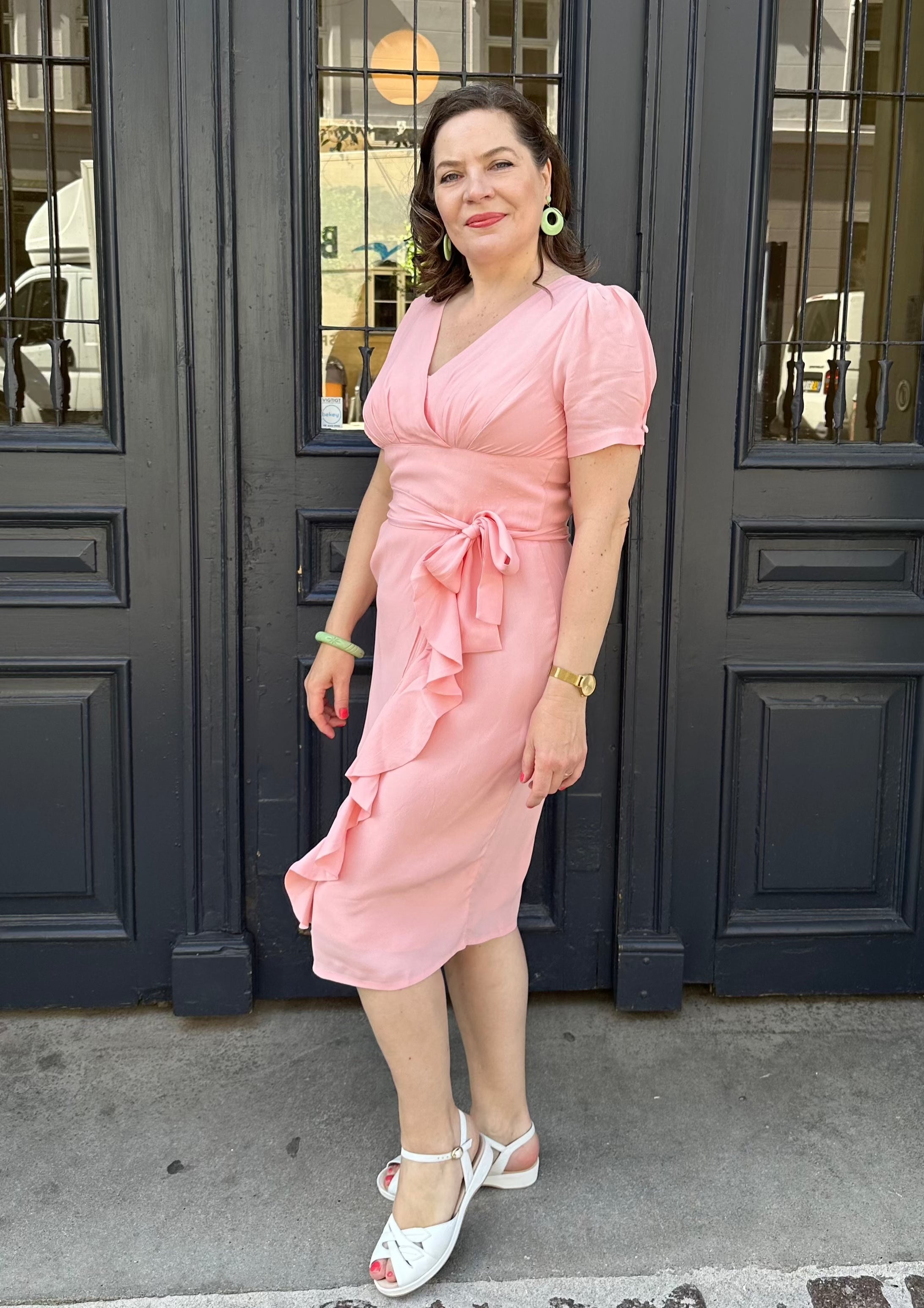 Lilian sarong kjole i sart pink pencil kjole Seamstress Of Bloomsbury