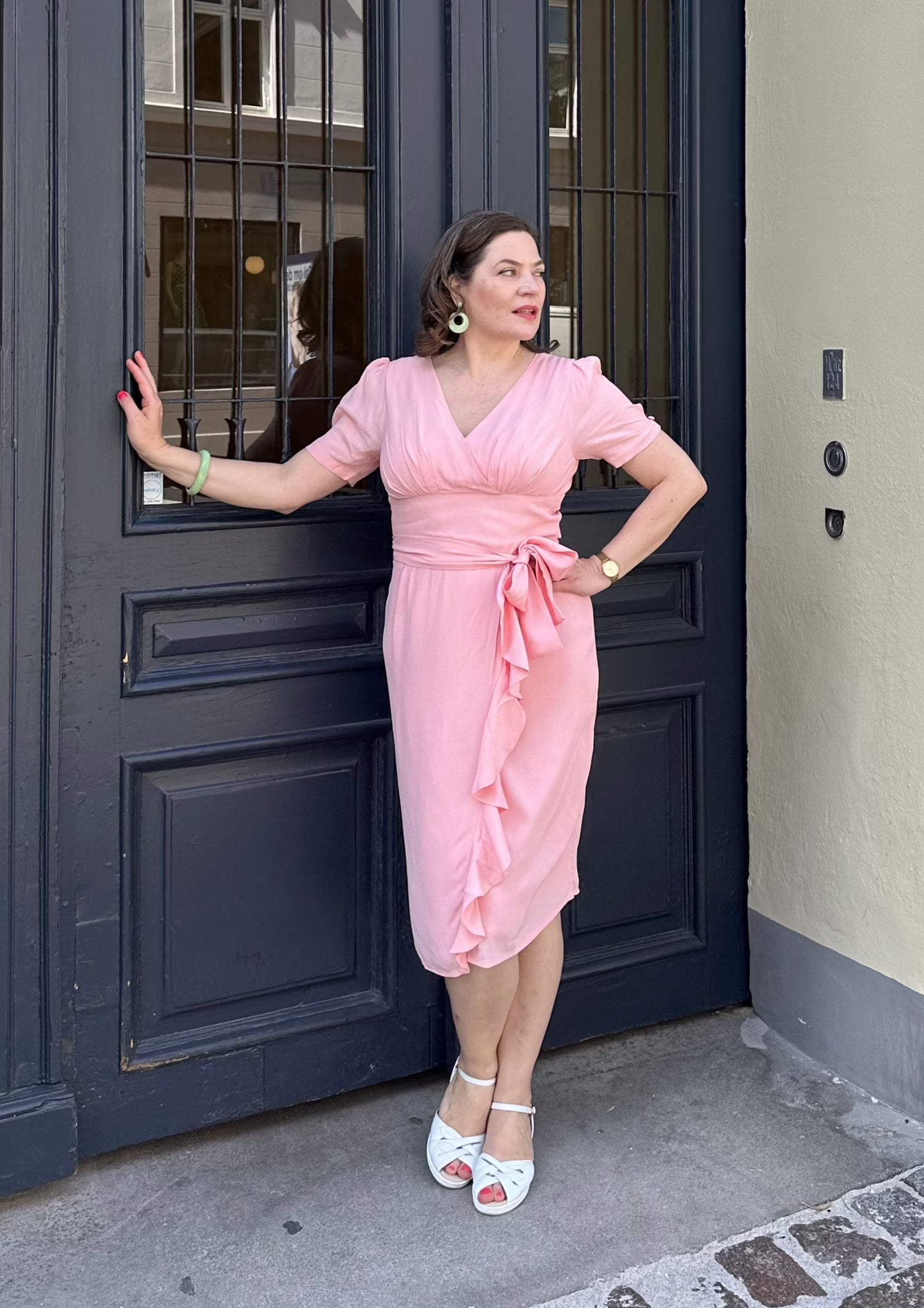Lilian sarong kjole i sart pink pencil kjole Seamstress Of Bloomsbury