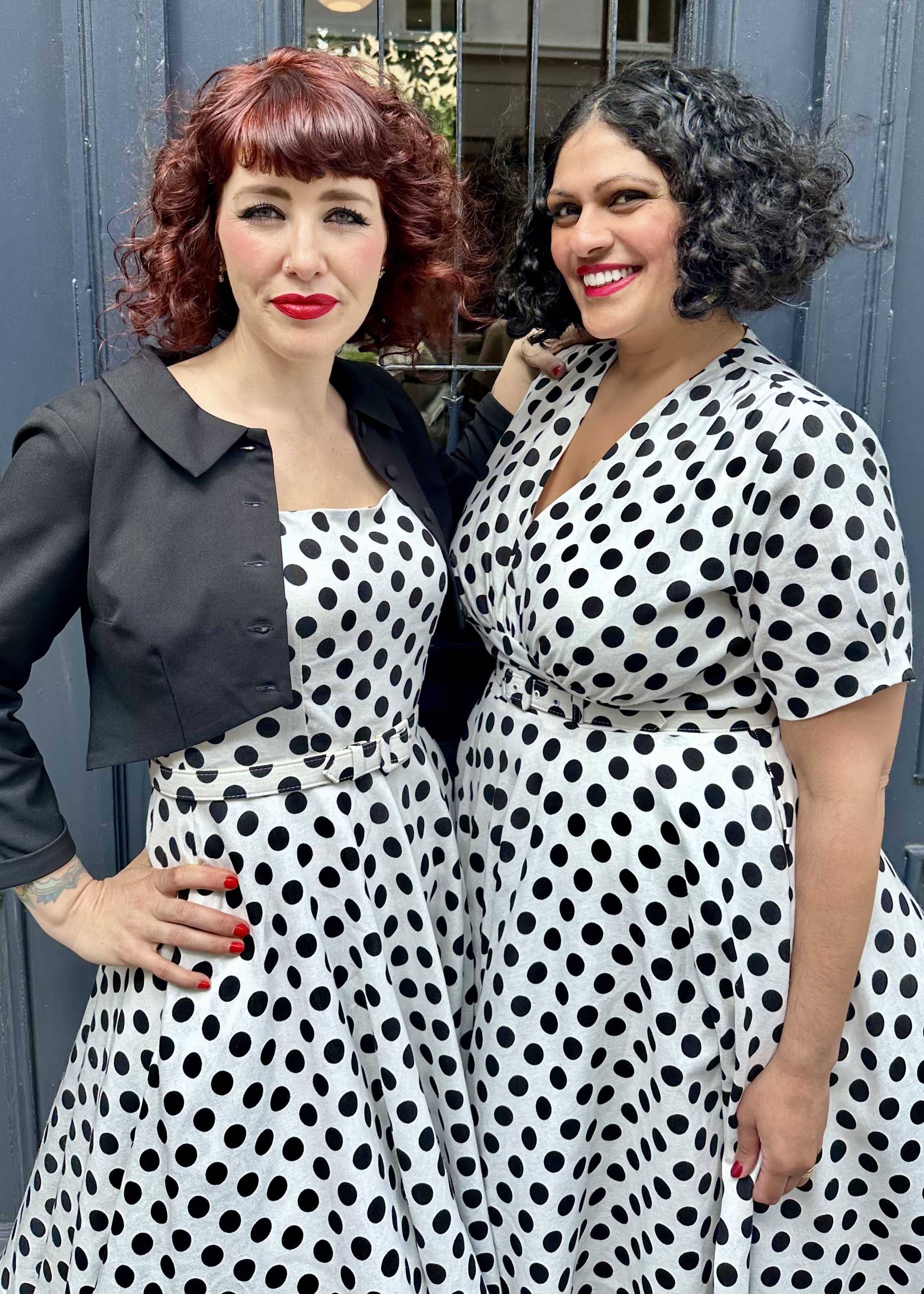 Marilyn kortærmet swingkjole i hvid med sorte prikker swing kjole Daisy Dapper