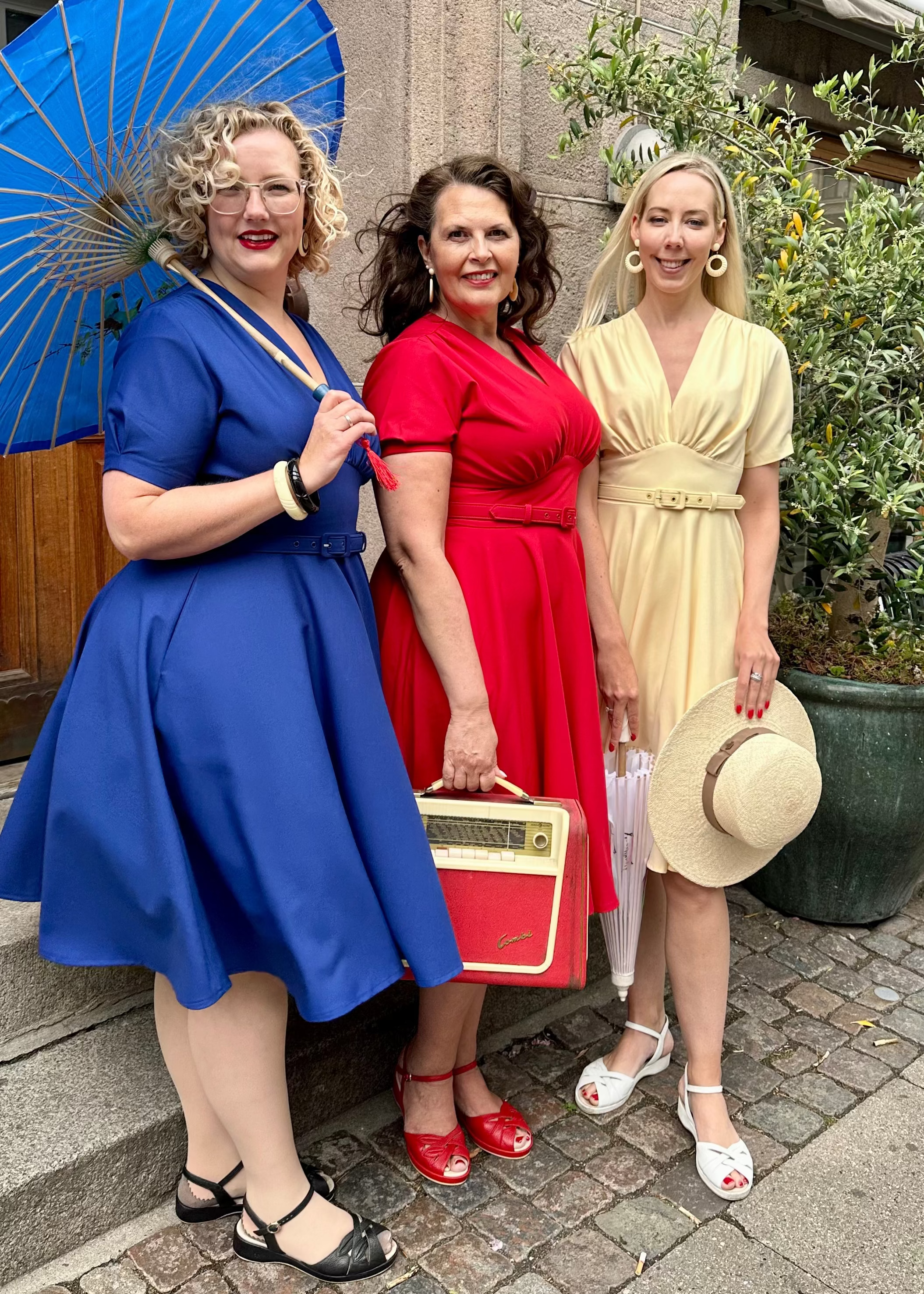 Marilyn swingkjole i kongeblå med korte ærmer Kjoler Daisy Dapper