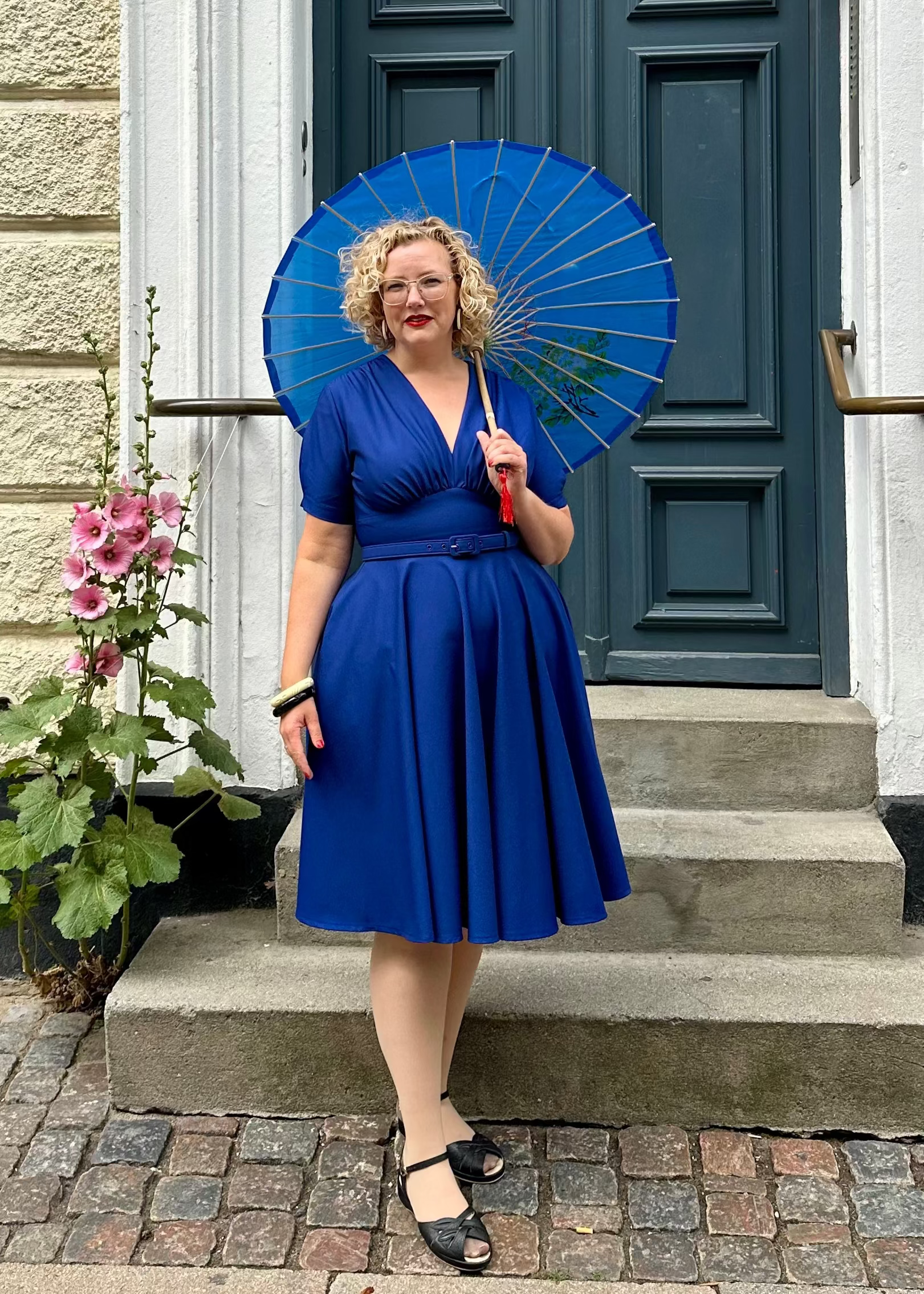 Marilyn swingkjole i kongeblå med korte ærmer Kjoler Daisy Dapper