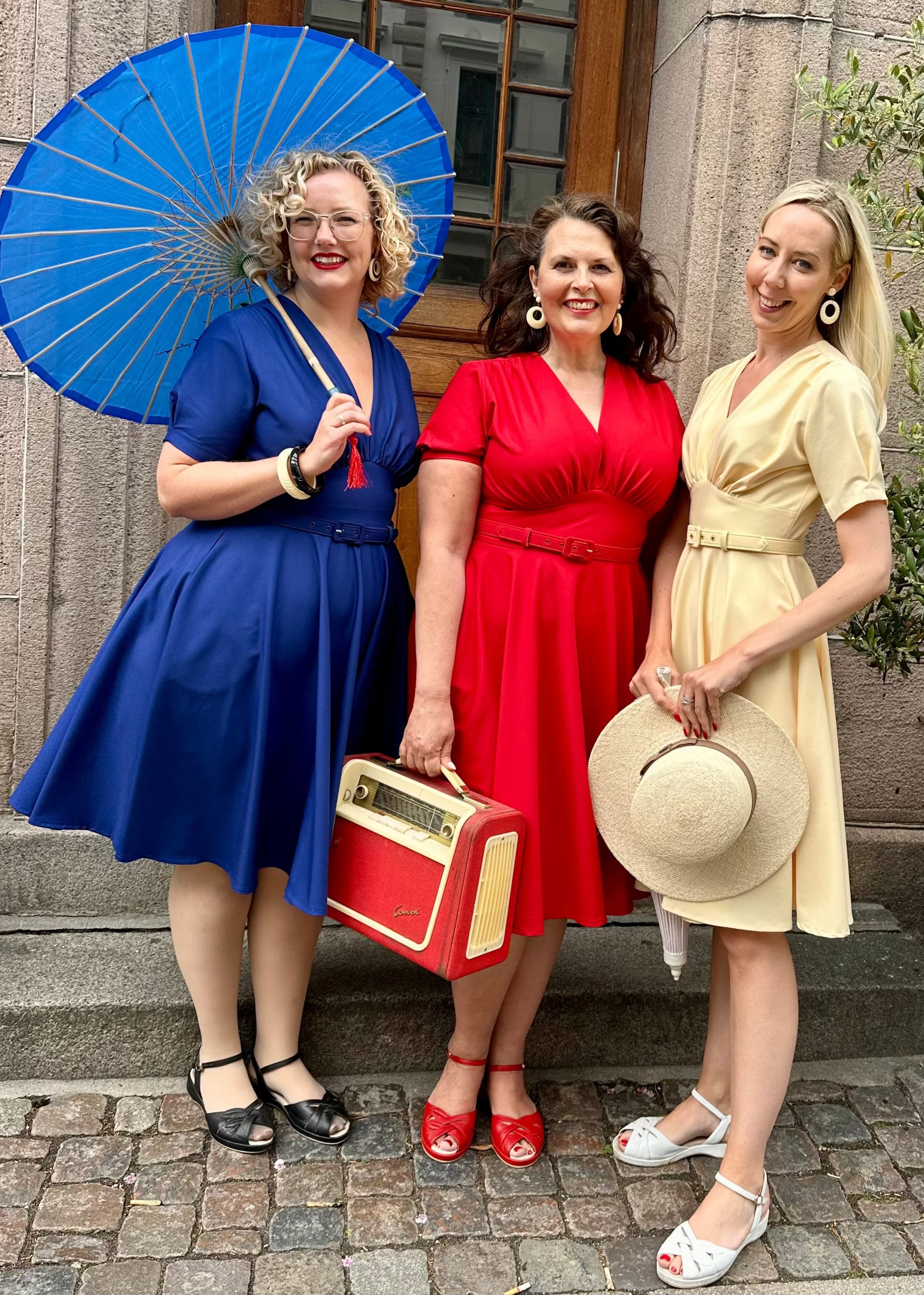 Marilyn swingkjole i kongeblå med korte ærmer Kjoler Daisy Dapper