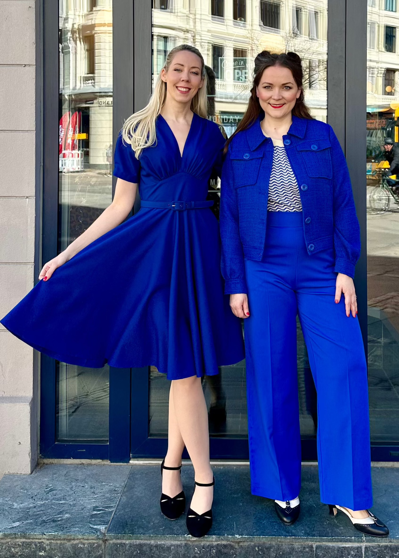 Marilyn swingkjole i kongeblå med korte ærmer Kjoler Daisy Dapper
