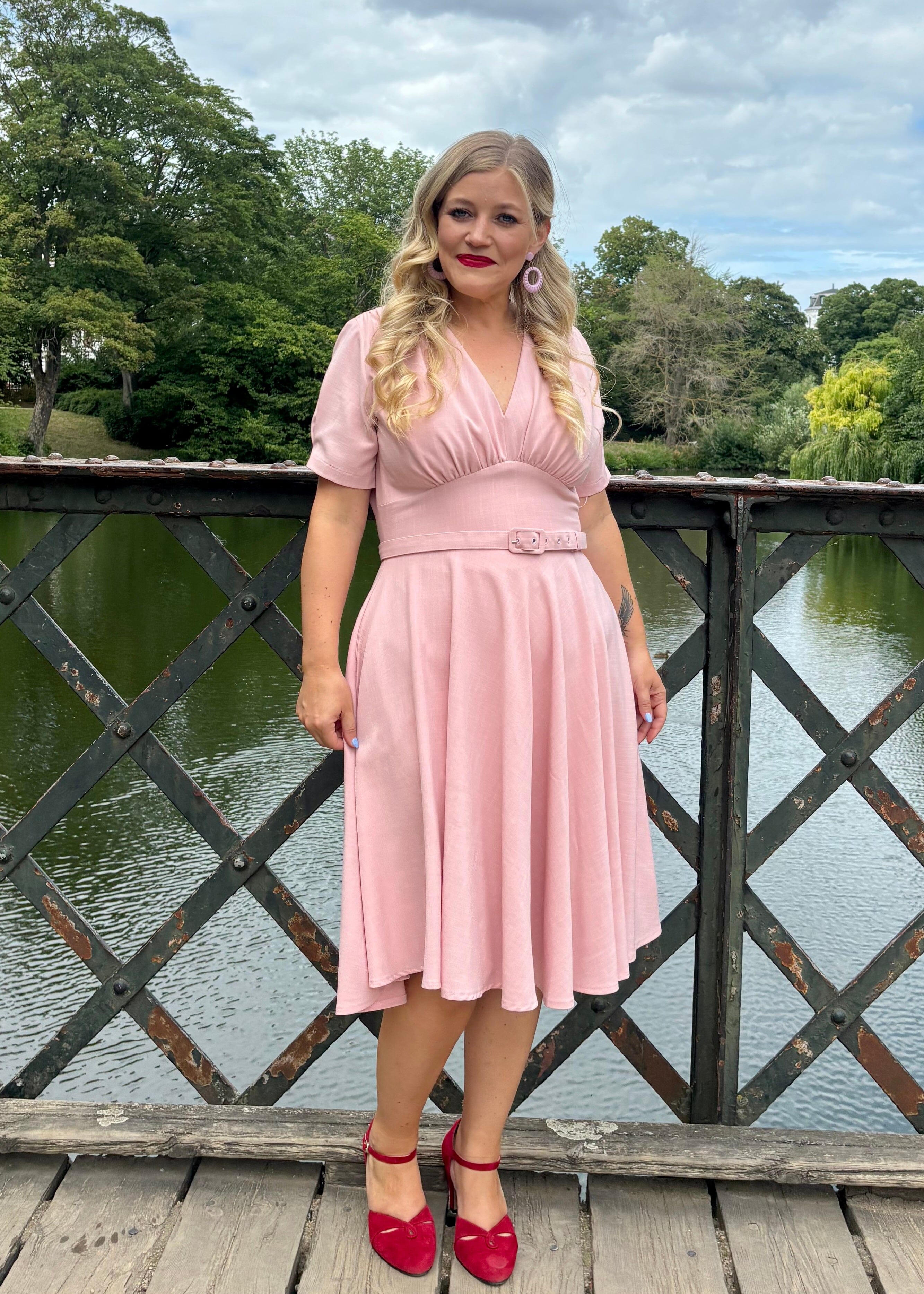 Marilyn swingkjole med korte ærmer - lys rosa swing kjole Daisy Dapper