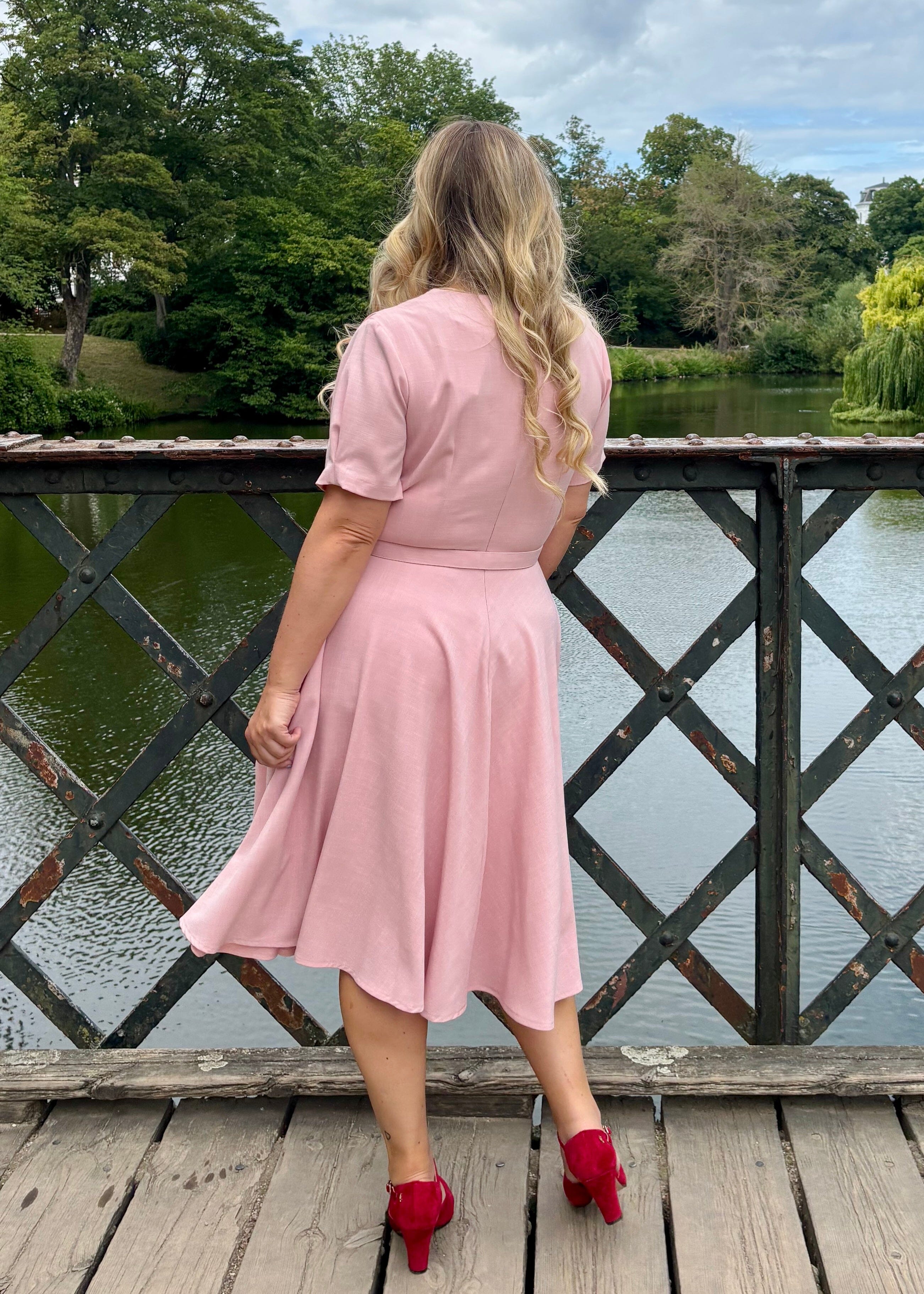 Marilyn swingkjole med korte ærmer - lys rosa swing kjole Daisy Dapper