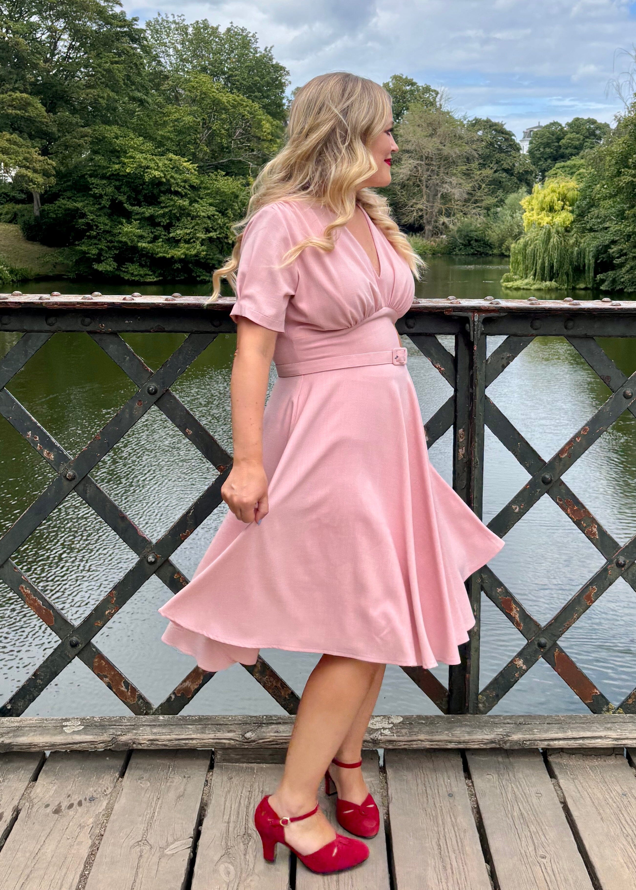 Marilyn swingkjole med korte ærmer - lys rosa swing kjole Daisy Dapper