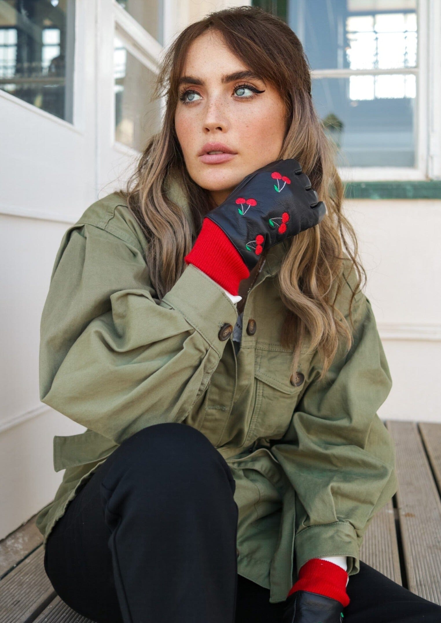 Retro handsker i sort læder med kirsebær Accessories Mabel Sheppard