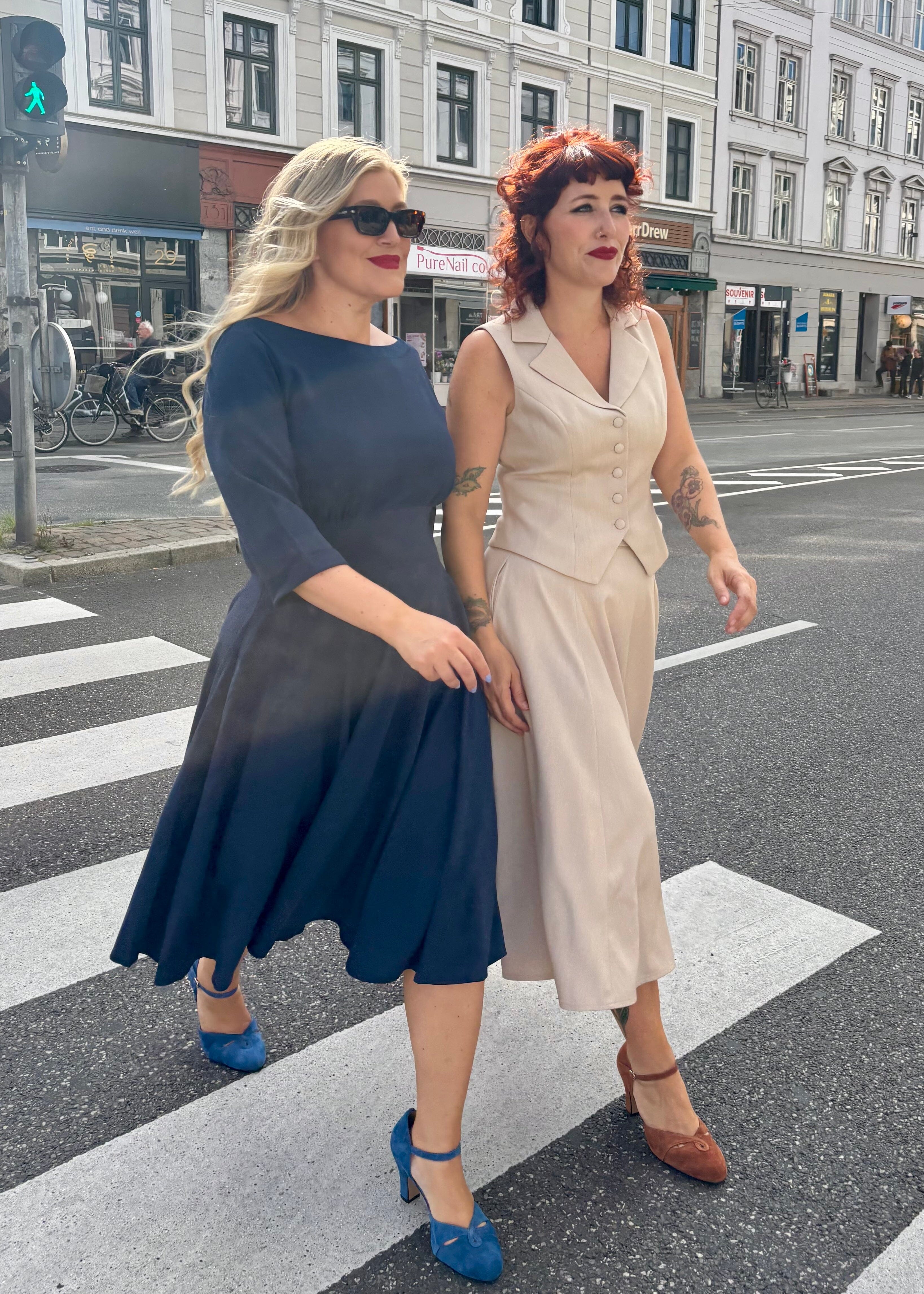 Ruby boatneck swingkjole med 3/4 ærmer - navy linen look swing kjole Daisy Dapper