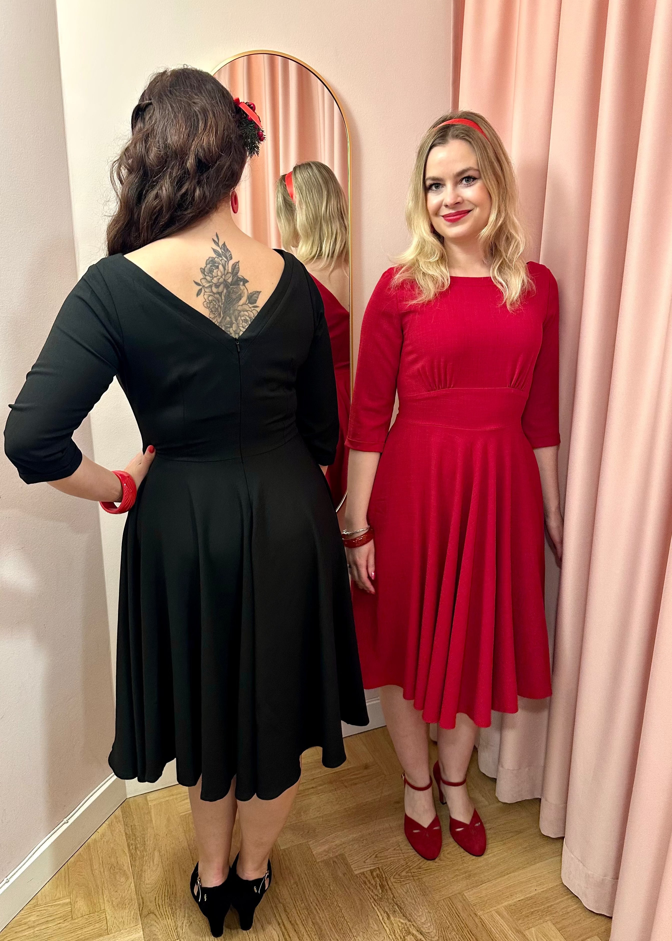 Ruby boatneck swingkjole med 3/4 ærmer - rød swing kjole Daisy Dapper