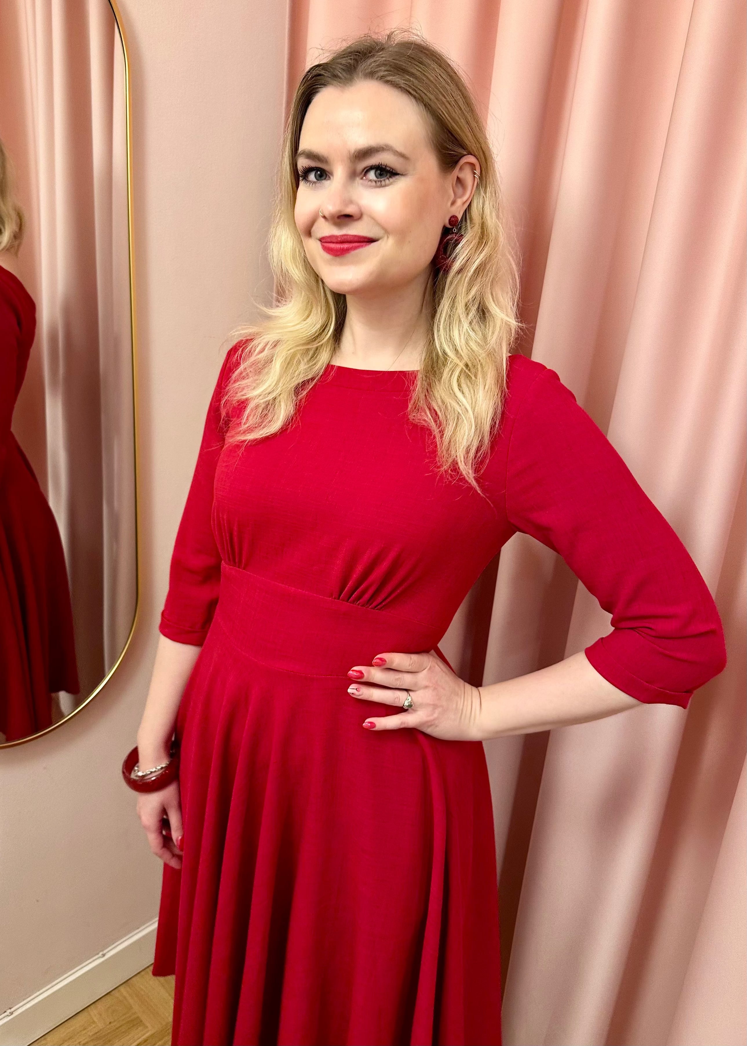Ruby boatneck swingkjole med 3/4 ærmer - rød swing kjole Daisy Dapper