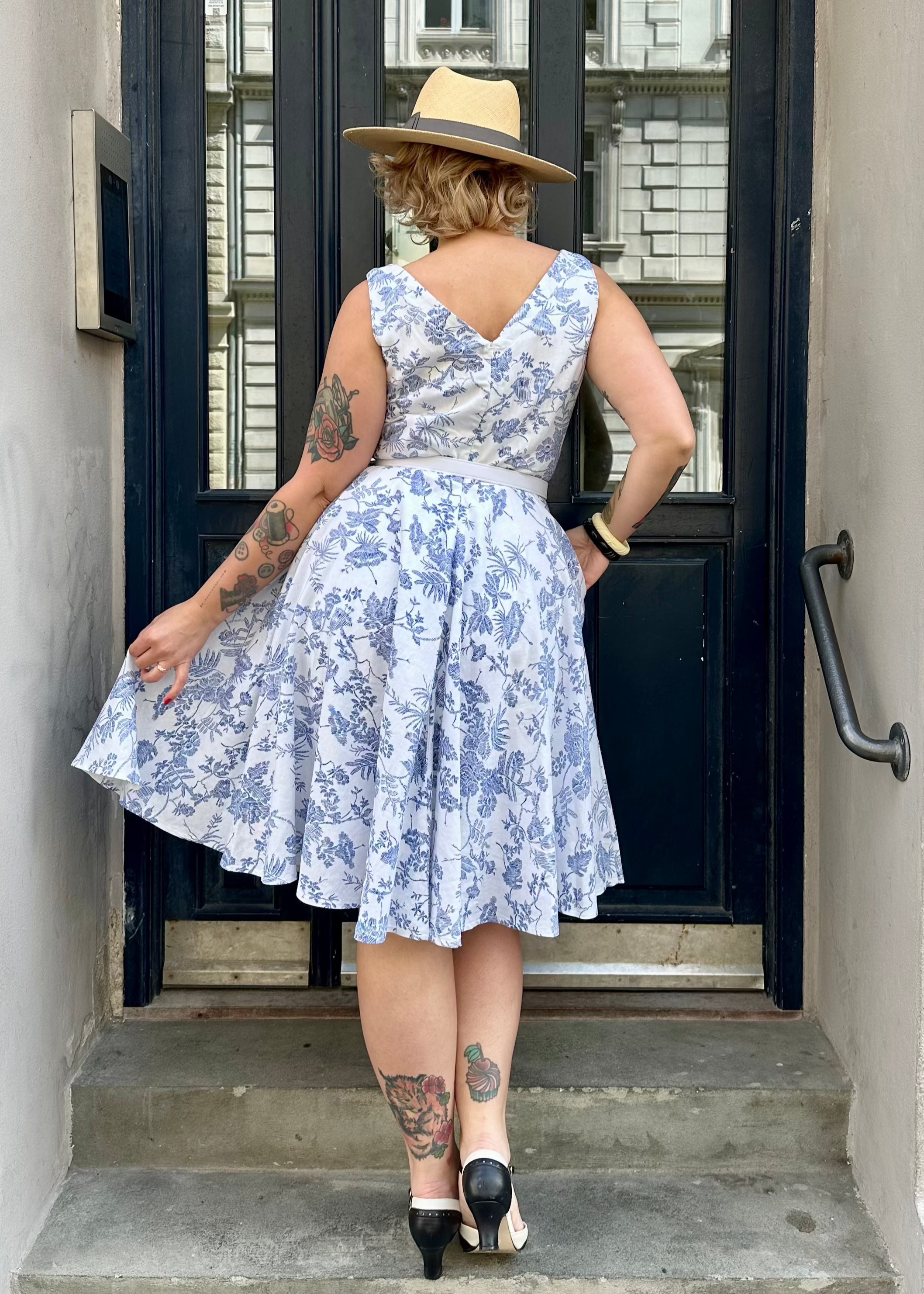 Ruby swingkjole sleeveless i hvid med blå blomster Mondo Kaos