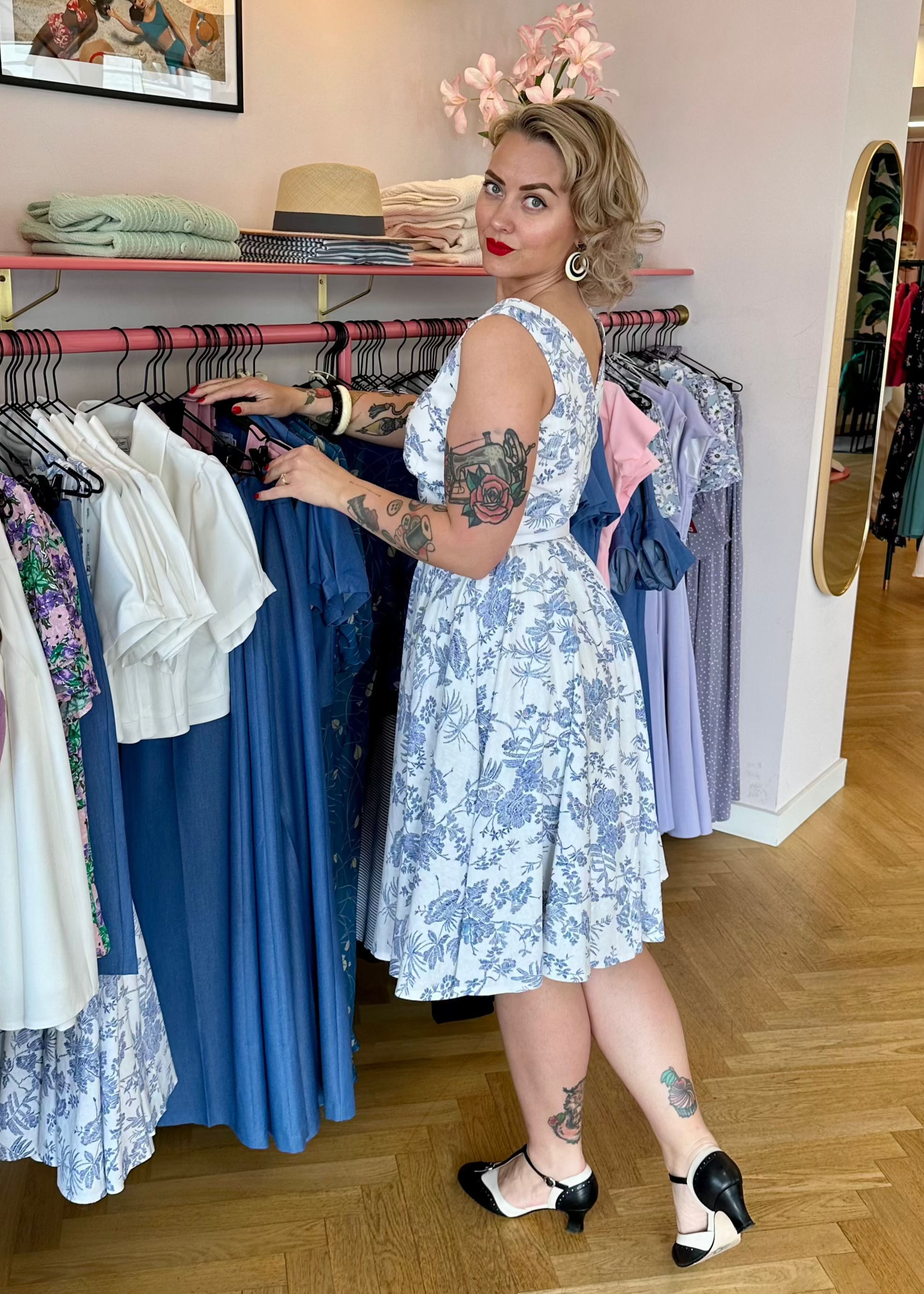 Ruby swingkjole sleeveless i hvid med blå blomster Mondo Kaos