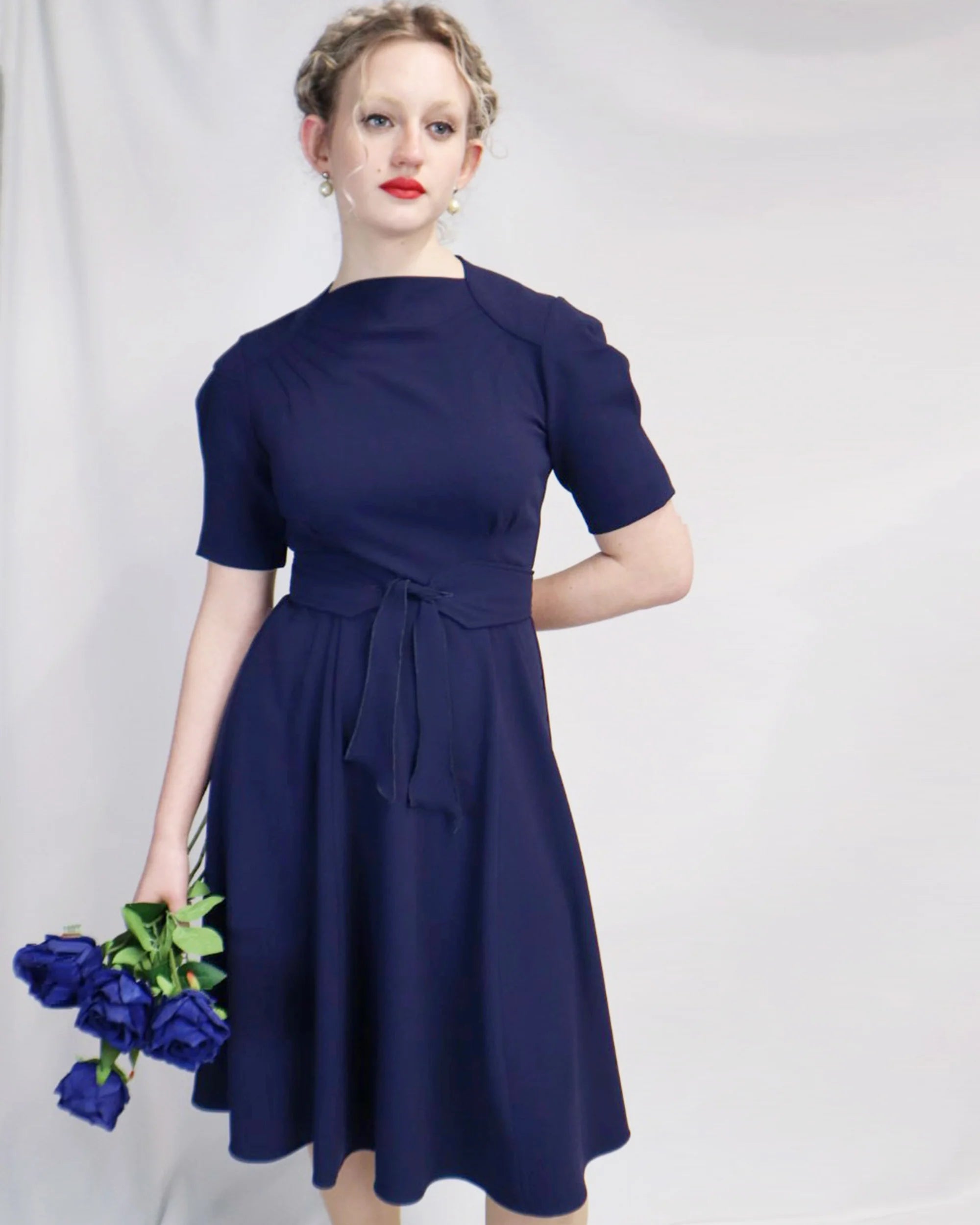 Stanwyck 40'er stils kjole i navy blå Kjoler House of Foxy