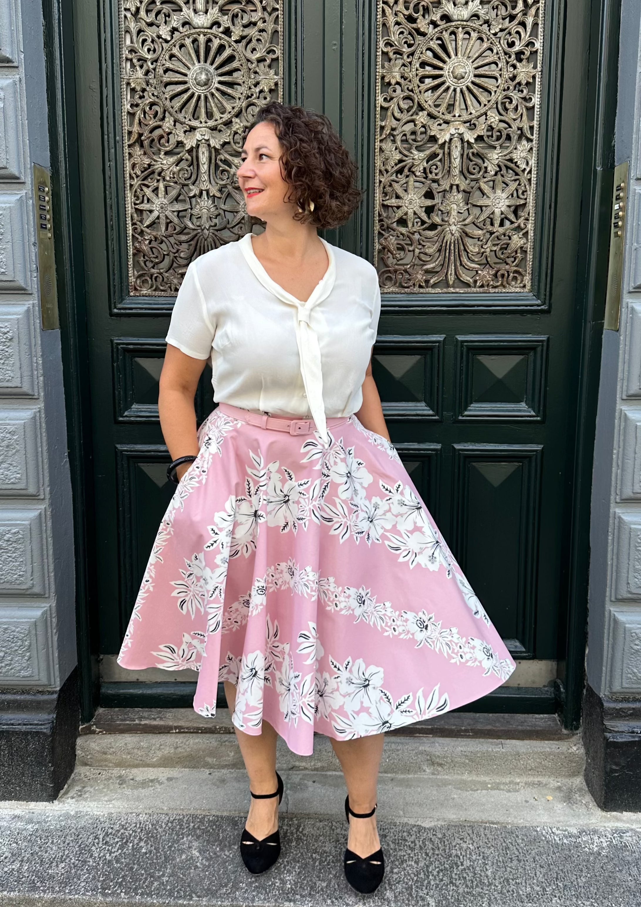 Swingnederdel i lys rosa med hawaiiblomster Nederdel Pretty Dress Company