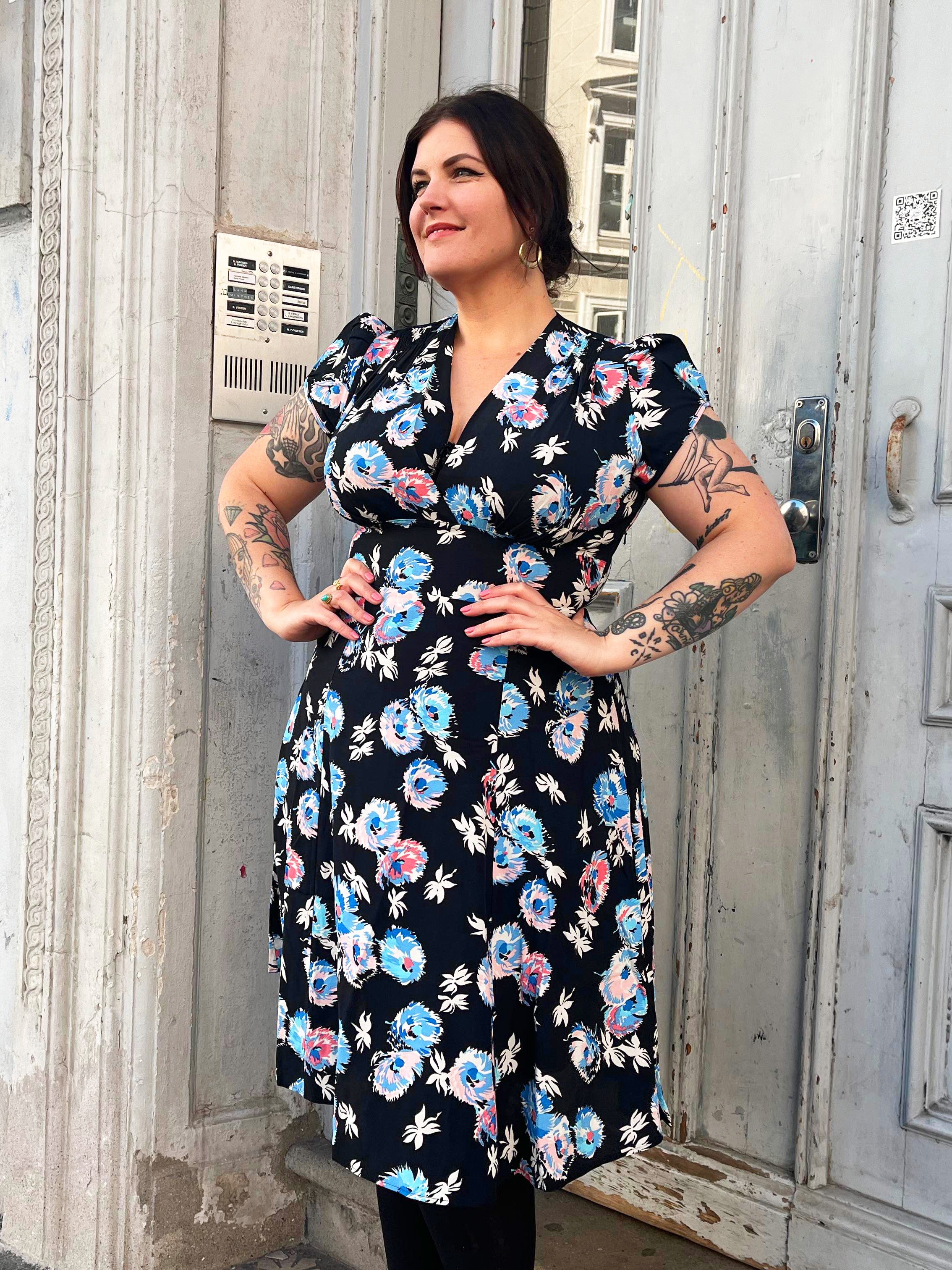 House of Foxy: Ava - klassisk A-line kjole i sort med blomster toej House Of Foxy