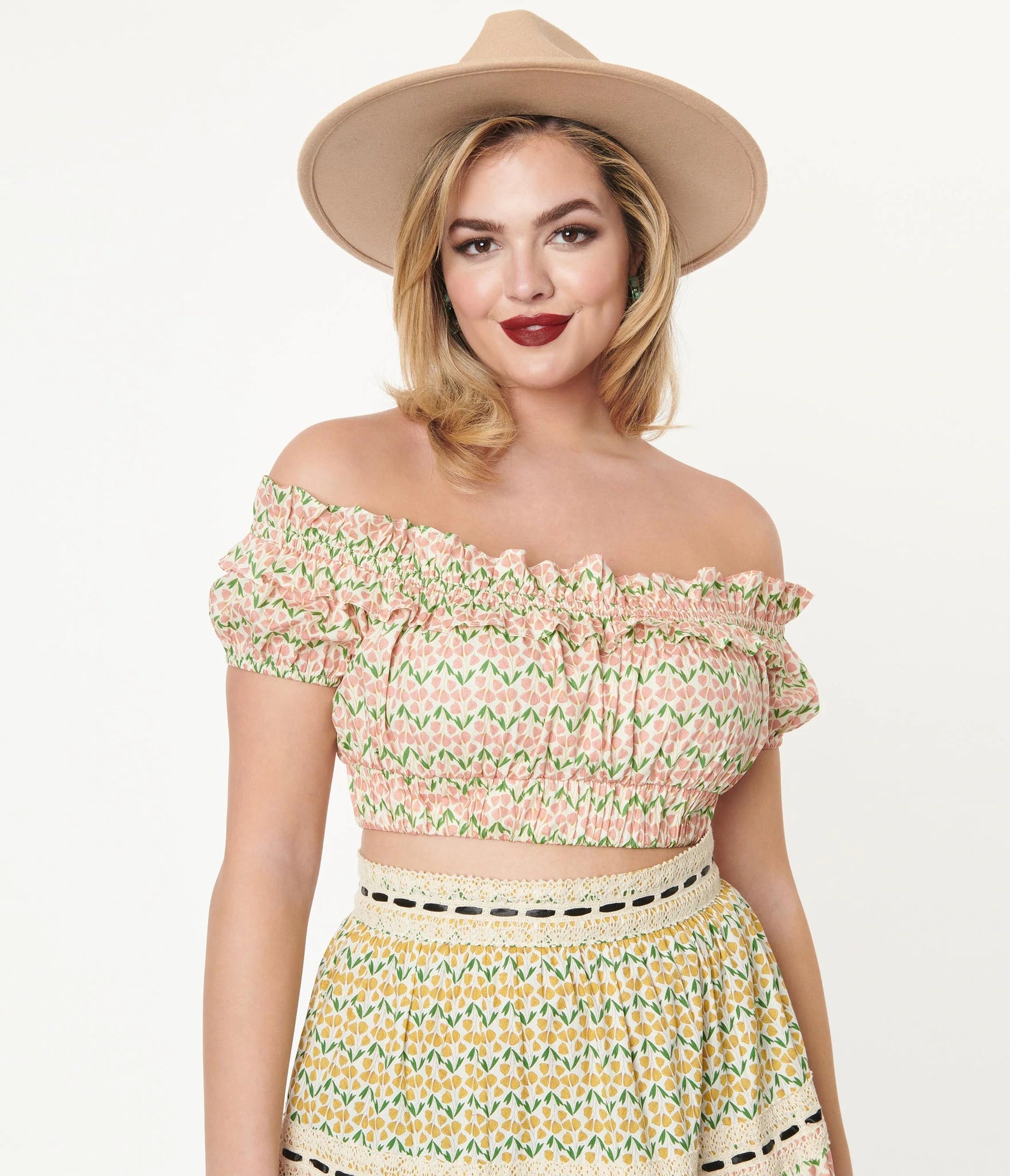 Unique Vintage: Ruffle up crop top i hvid med blomster Unique Vintage
