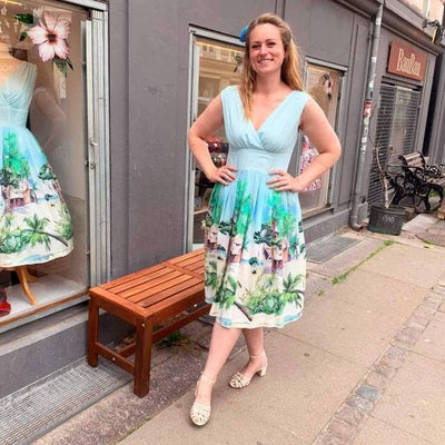 Klänningar med nymodigt tryck i 50-talsstil