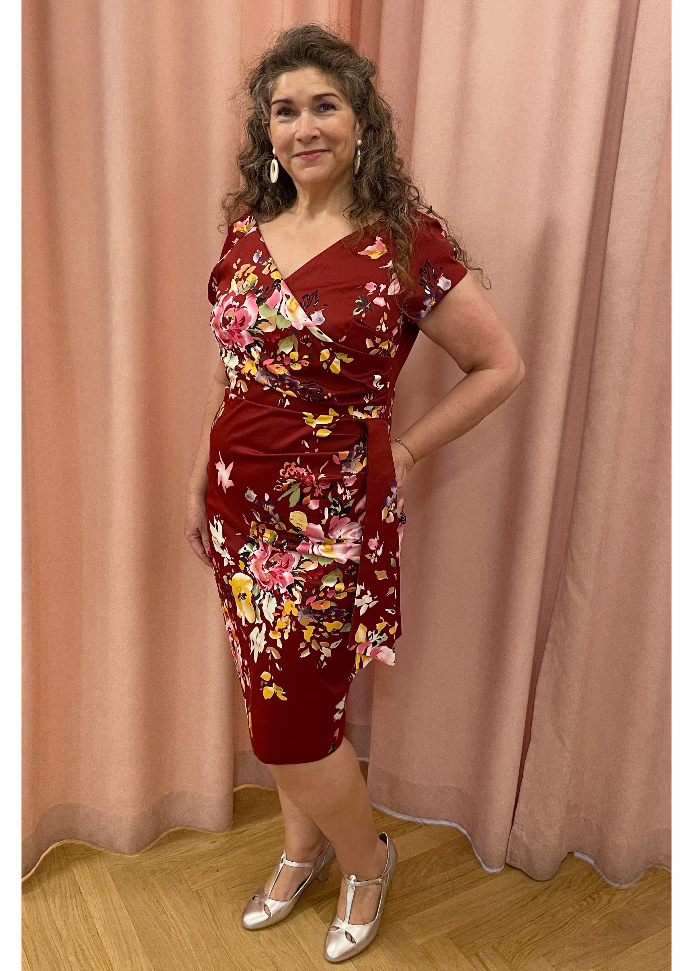 1950'er Hourglass pencilkjole i bordeaux med blomster tøj Pretty Dress Company 
