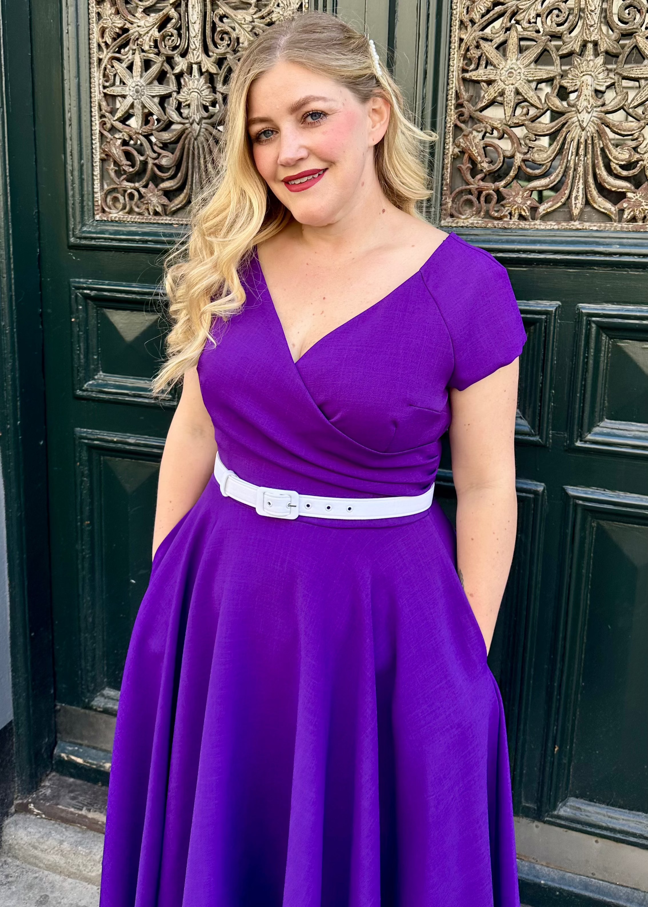 1950'er Hourglass swingkjole i lilla Kjoler Pretty Dress Company 