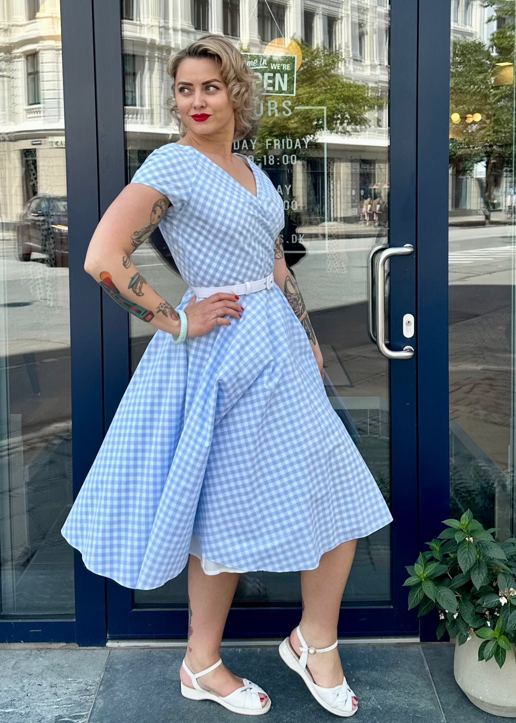 1950'er Hourglass swingkjole i lyseblå gingham tern swing kjole Pretty Dress Company 