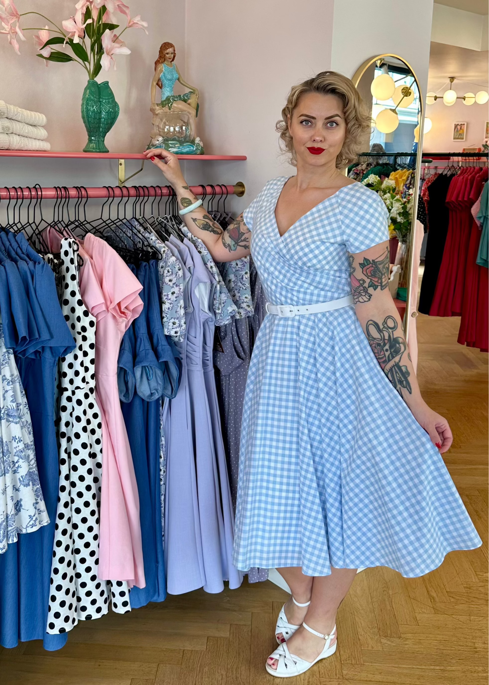 1950'er Hourglass swingkjole i lyseblå gingham tern swing kjole Pretty Dress Company 